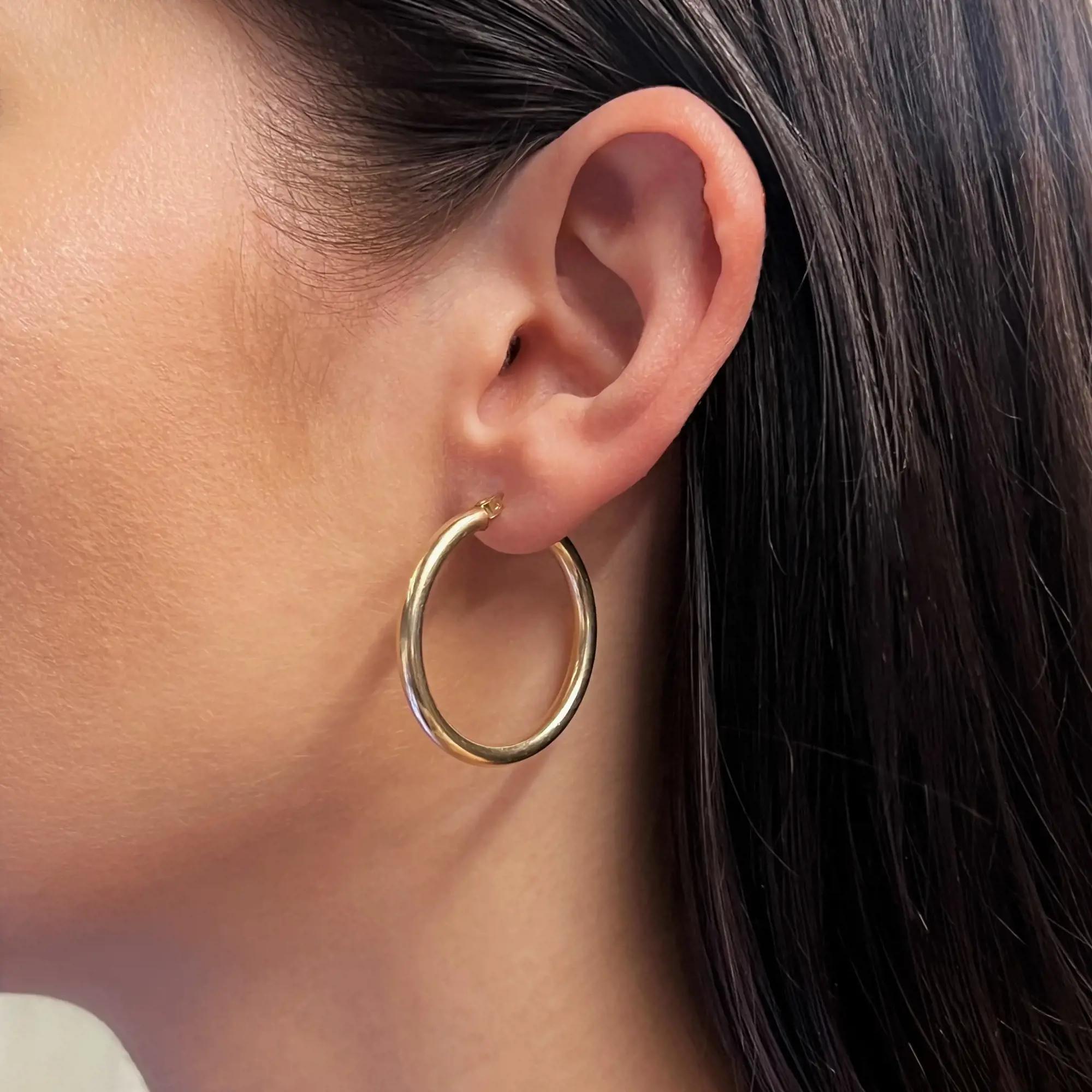 Rachel Koen Round Medium Hollow Hoop Earrings 14k Yellow Gold In Excellent Condition In New York, NY