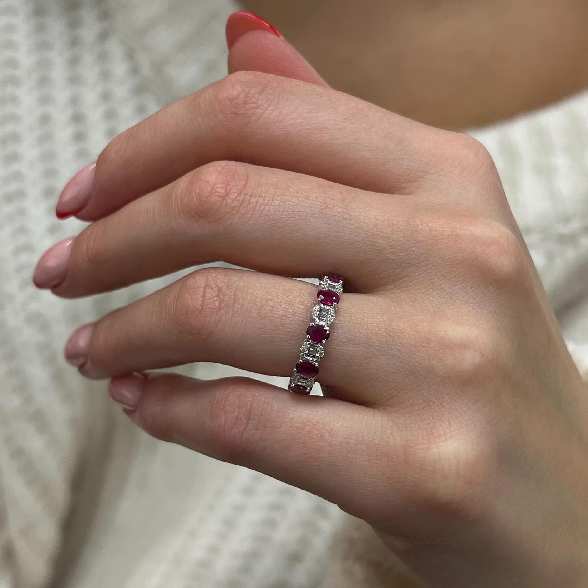 Eternity-Ring aus 14 Karat Weigold mit Rubin und Diamant von Rachel Koen (Moderne) im Angebot