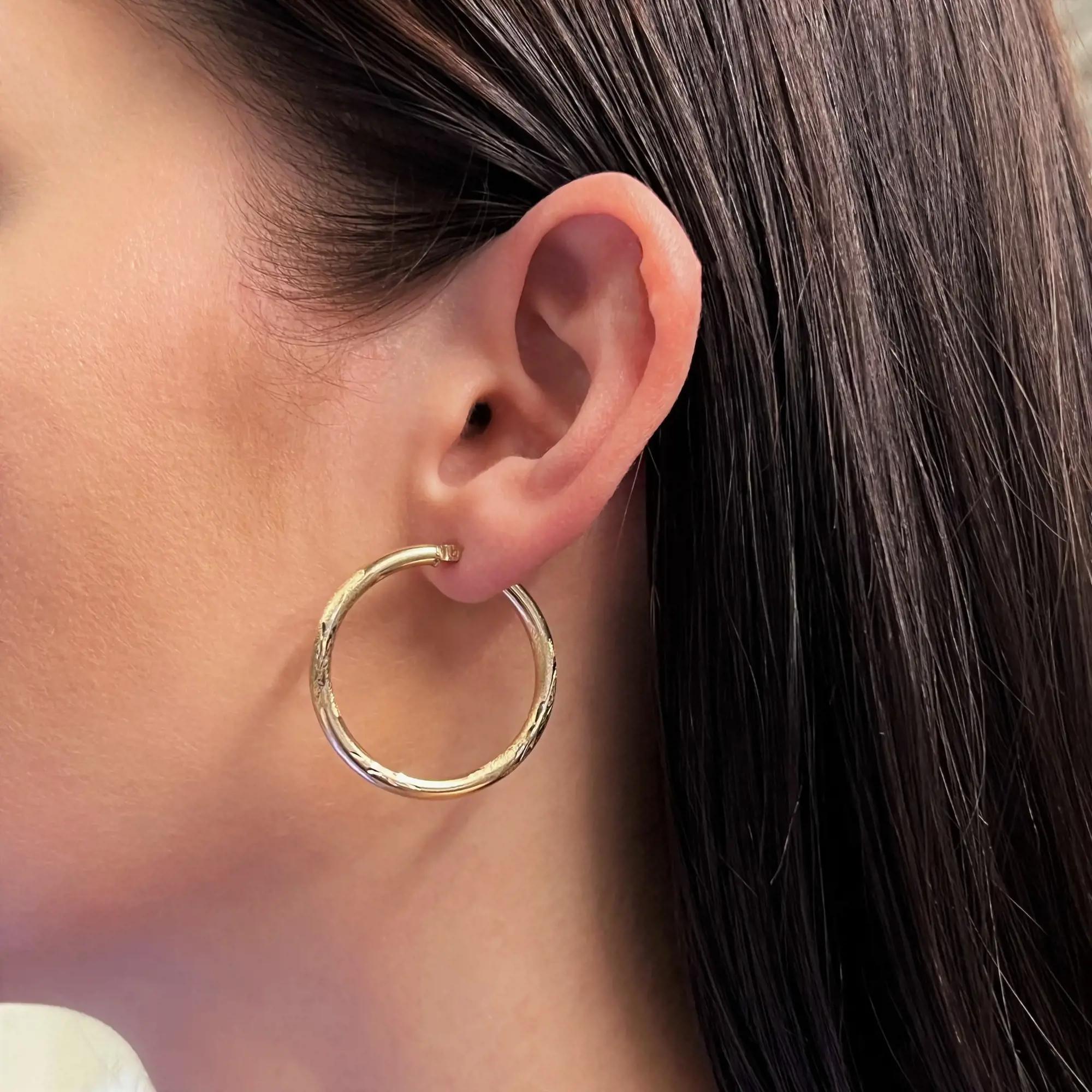 Rachel Koen Textured Medium Round Hoop Earrings 14k Yellow Gold In Excellent Condition For Sale In New York, NY