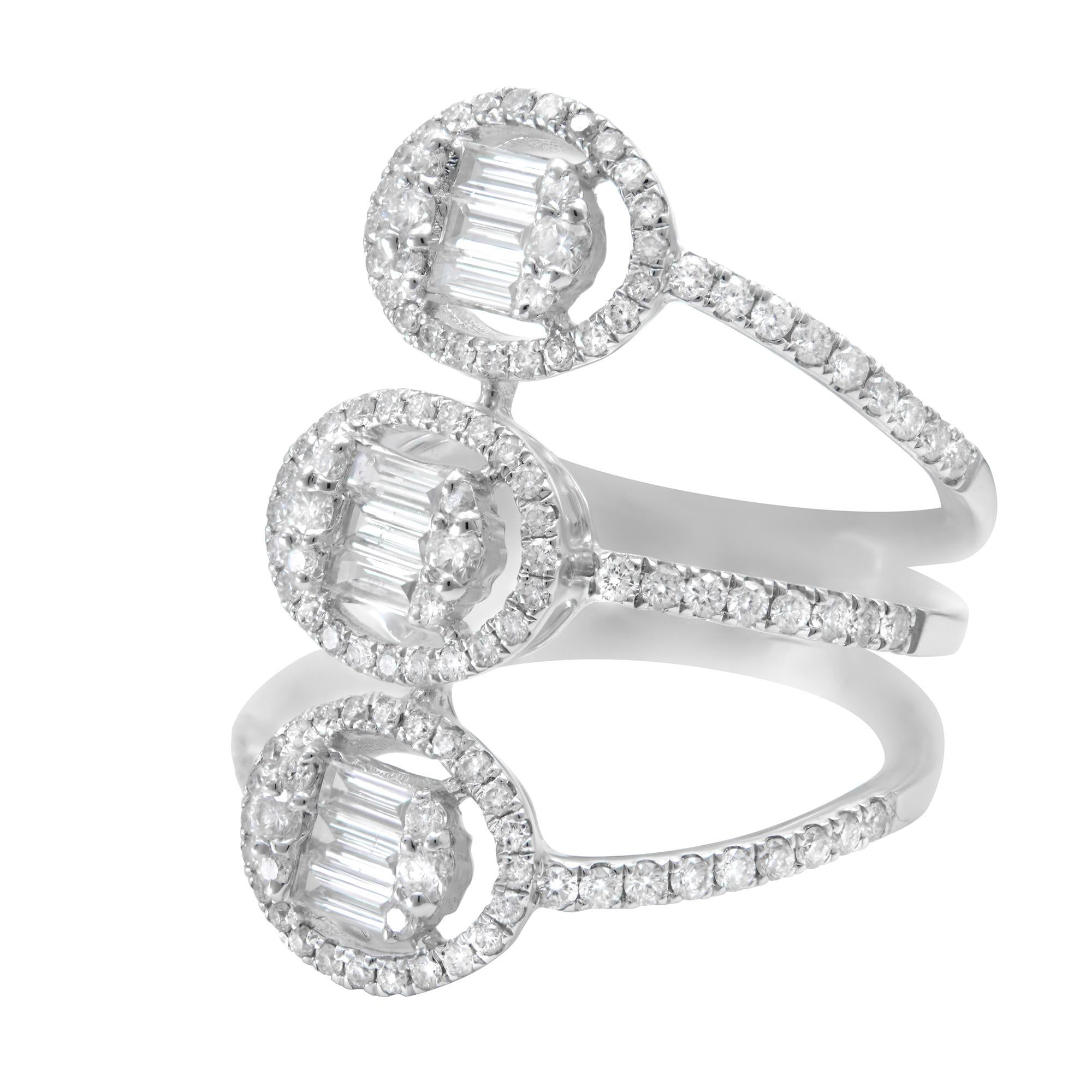 Questo bellissimo anello con design a tre file è incastonato con piccoli diamanti rotondi e taglio baguette per un peso di 1,14 carati. Realizzato in oro bianco 18 carati. Colore del diamante F-G e colore VS-SI. Anello misura 6,5. Viene fornito con