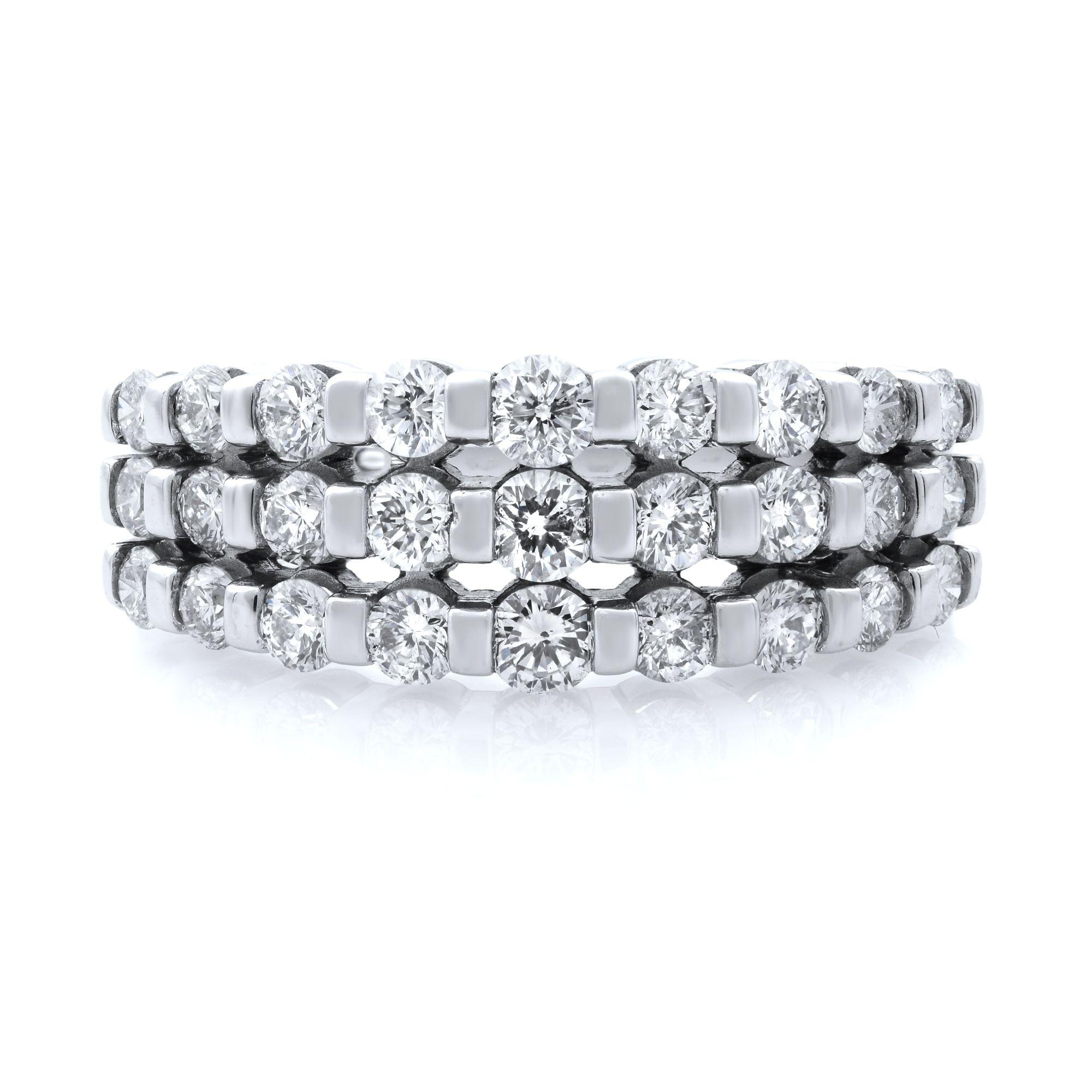 Anillo de aniversario de oro blanco de 14 quilates con tres filas de diamantes. Peso total del diamante aprox. 1,50 cts. Color del diamante G. Claridad del diamante, VS2. Tamaño del anillo 9,5. Anchura del anillo 8,00-2,50 mm. Llevar este anillo con