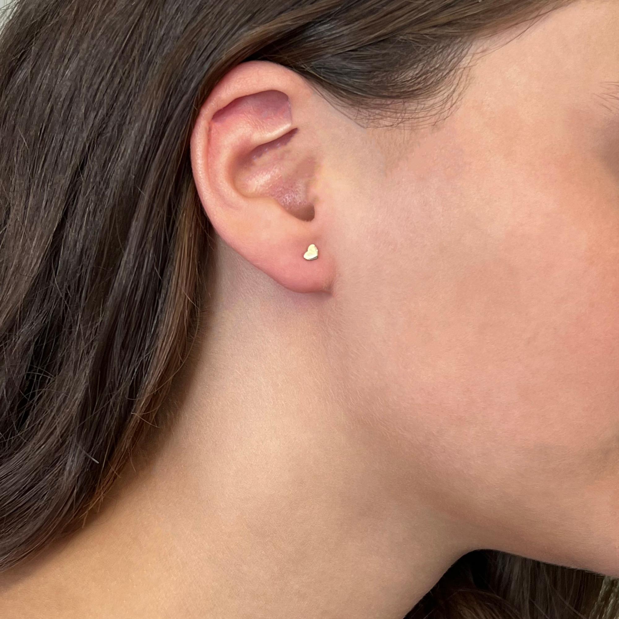 Rachel Koen Clous d'oreilles en or jaune 14 carats en forme de cœur avec vis à l'arrière en vente 5