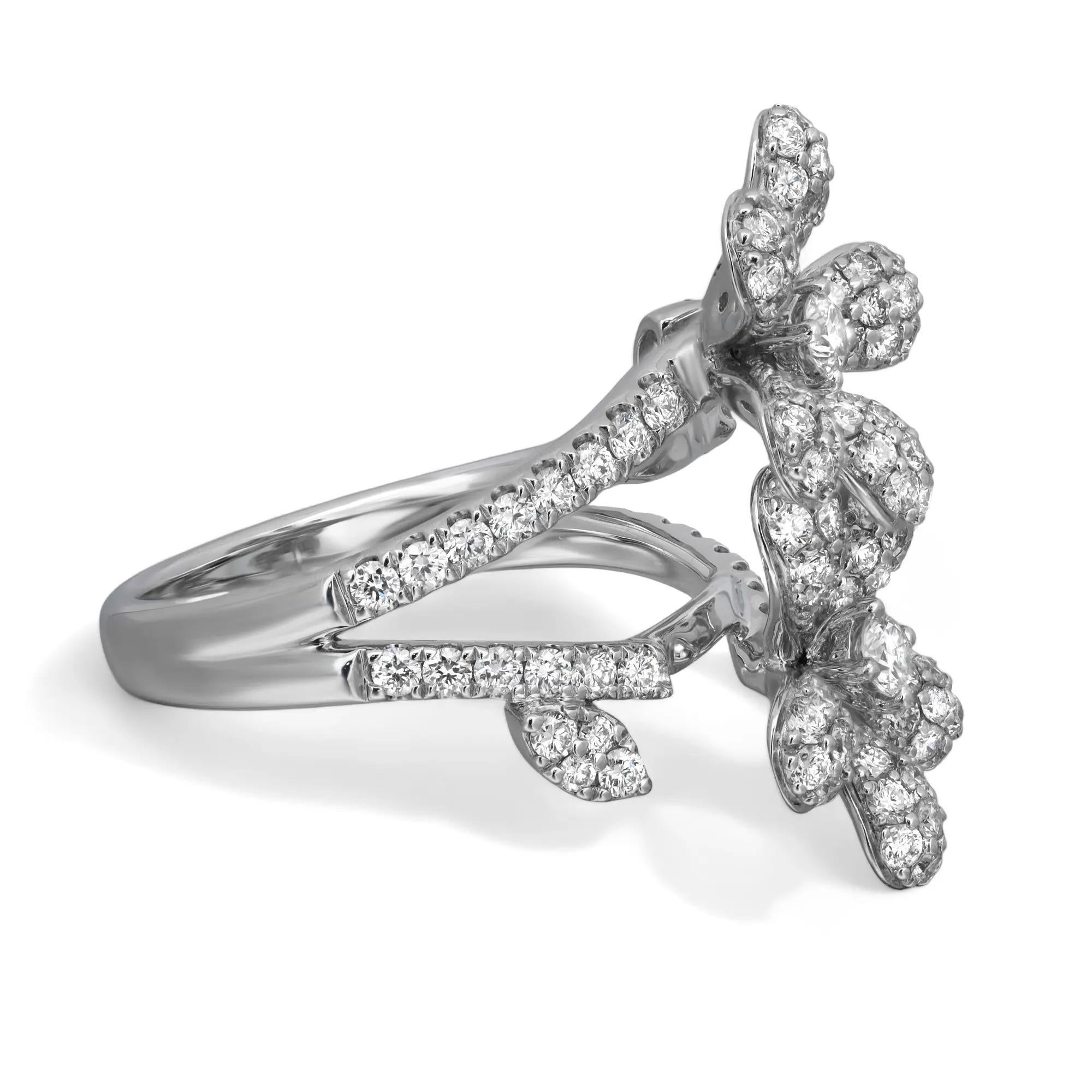 Cette exquise bague en or blanc 18 carats présente deux éblouissants motifs de fleurs et de feuilles, chacun rehaussé de diamants ronds de 1,60 carats sertis en pavé. Ce motif floral complexe ajoute une touche d'élégance et de féminité, ce qui en