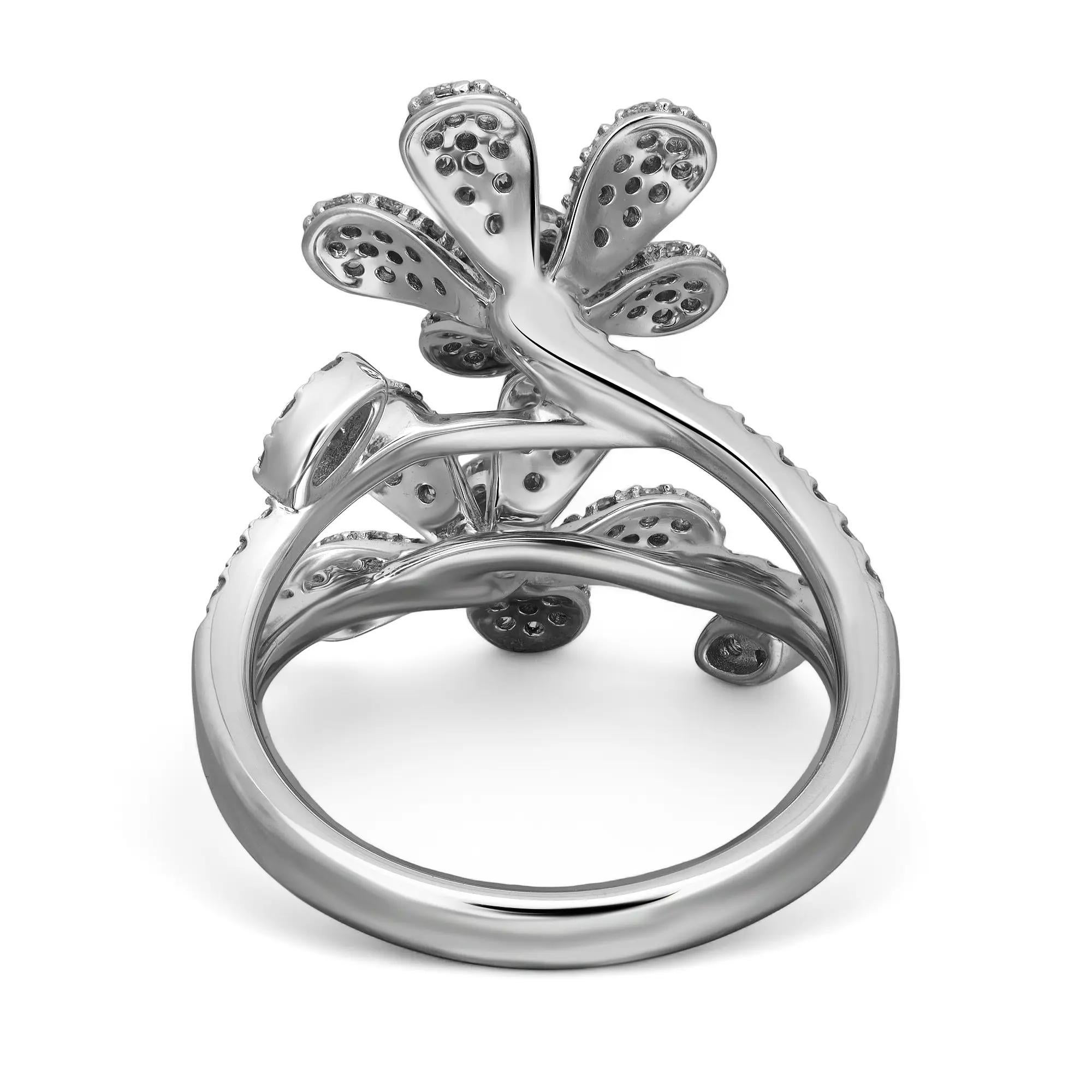 Taille ronde Rachel Koen Bague cocktail deux fleurs en or blanc 18 carats 1,60 ct. pt. Taille 6 en vente
