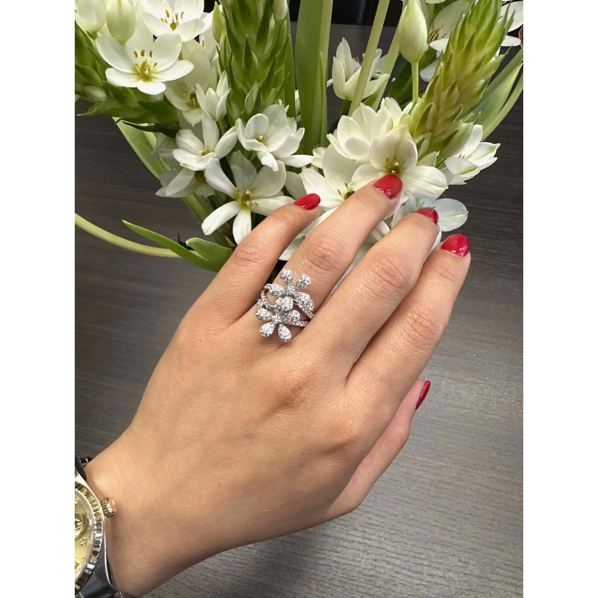 Rachel Koen Bague cocktail deux fleurs en or blanc 18 carats 1,60 ct. pt. Taille 6 Neuf - En vente à New York, NY