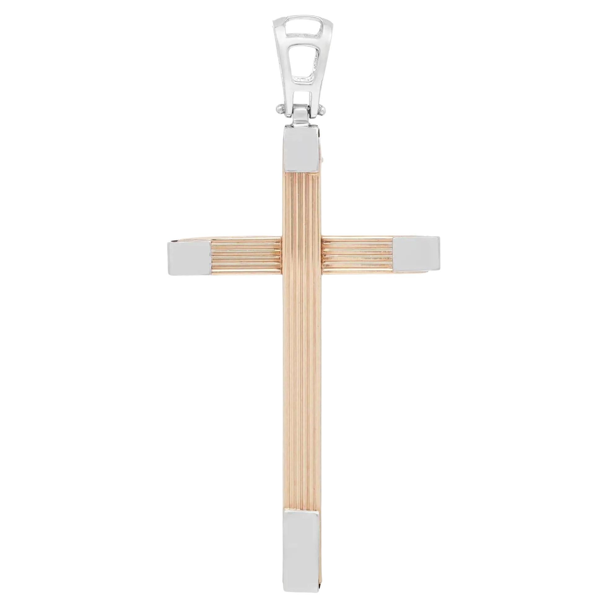 Este significativo colgante en forma de cruz brilla en lustroso oro amarillo y blanco de 14 quilates. Colgante de cruz con textura de rayas múltiples y bordes de oro blanco. Tamaño del colgante: 2,2 pulgadas x 1 pulgada. Peso total: 3.22 gramos.