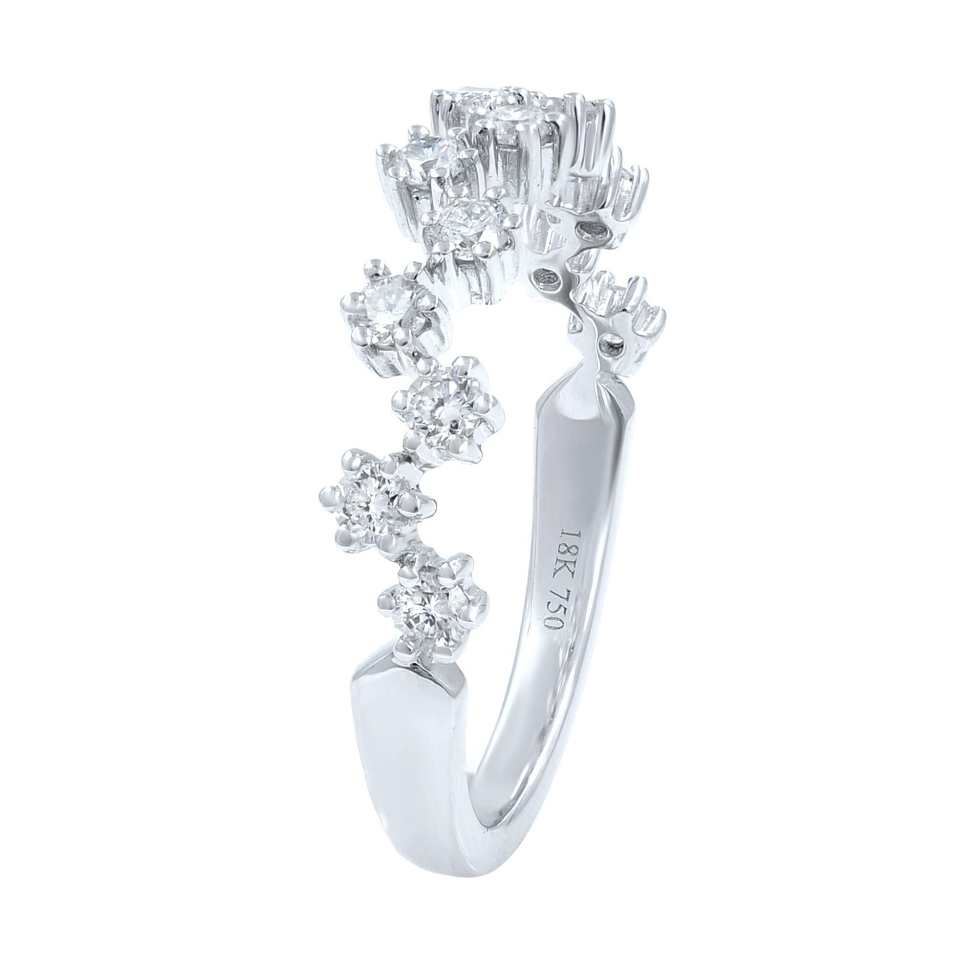 Alliance de diamants délicate et élégante en or blanc 18 carats. Cette bague présente un superbe motif de 13 diamants ronds de taille brillant sertis sur un fil, qui émettent une aura de lumière rayonnante. Poids total des diamants : 0,43 ct.