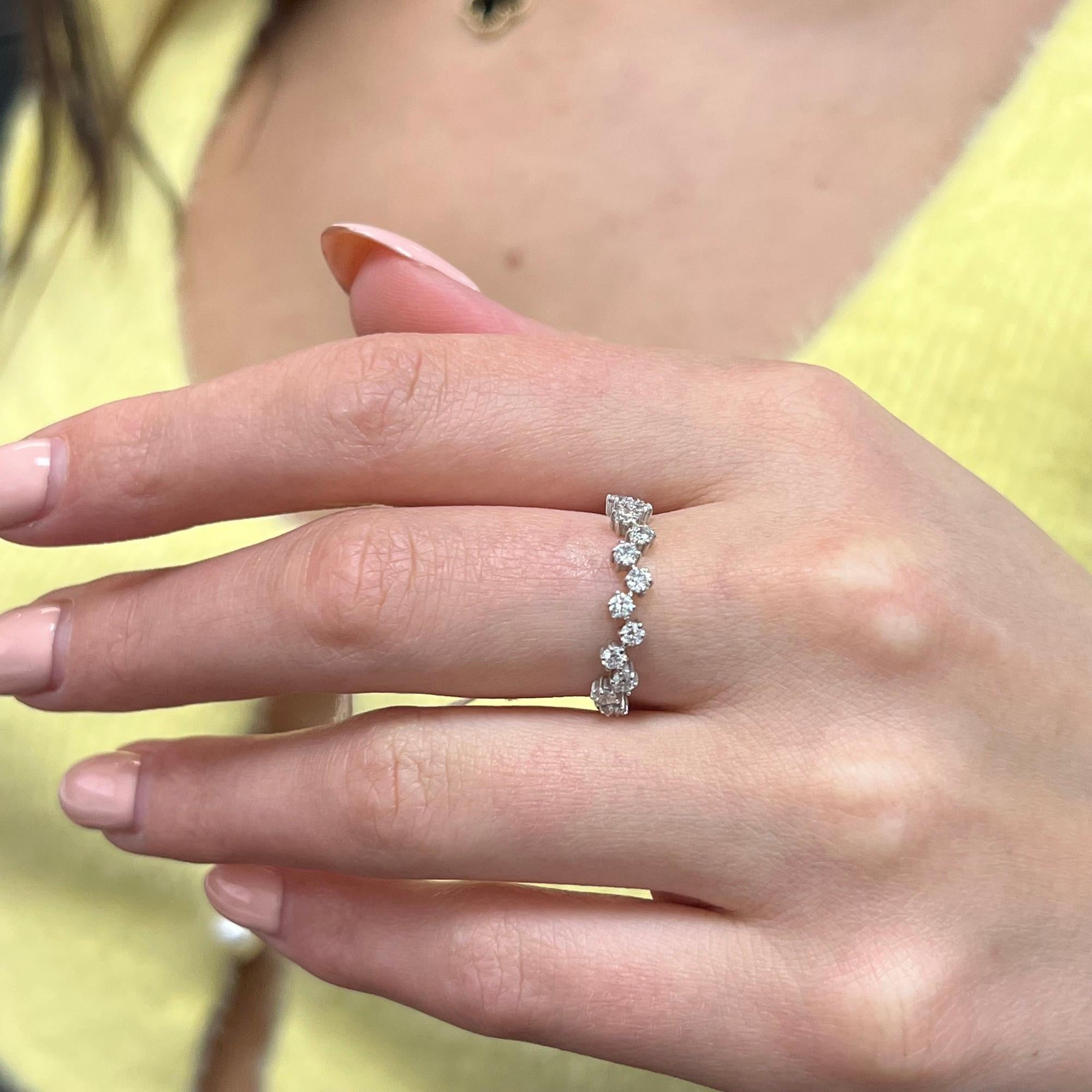 Moderne Rachel Koen, bague unique à motif diagonale en or blanc 18 carats 0,43 ct. pt. en vente