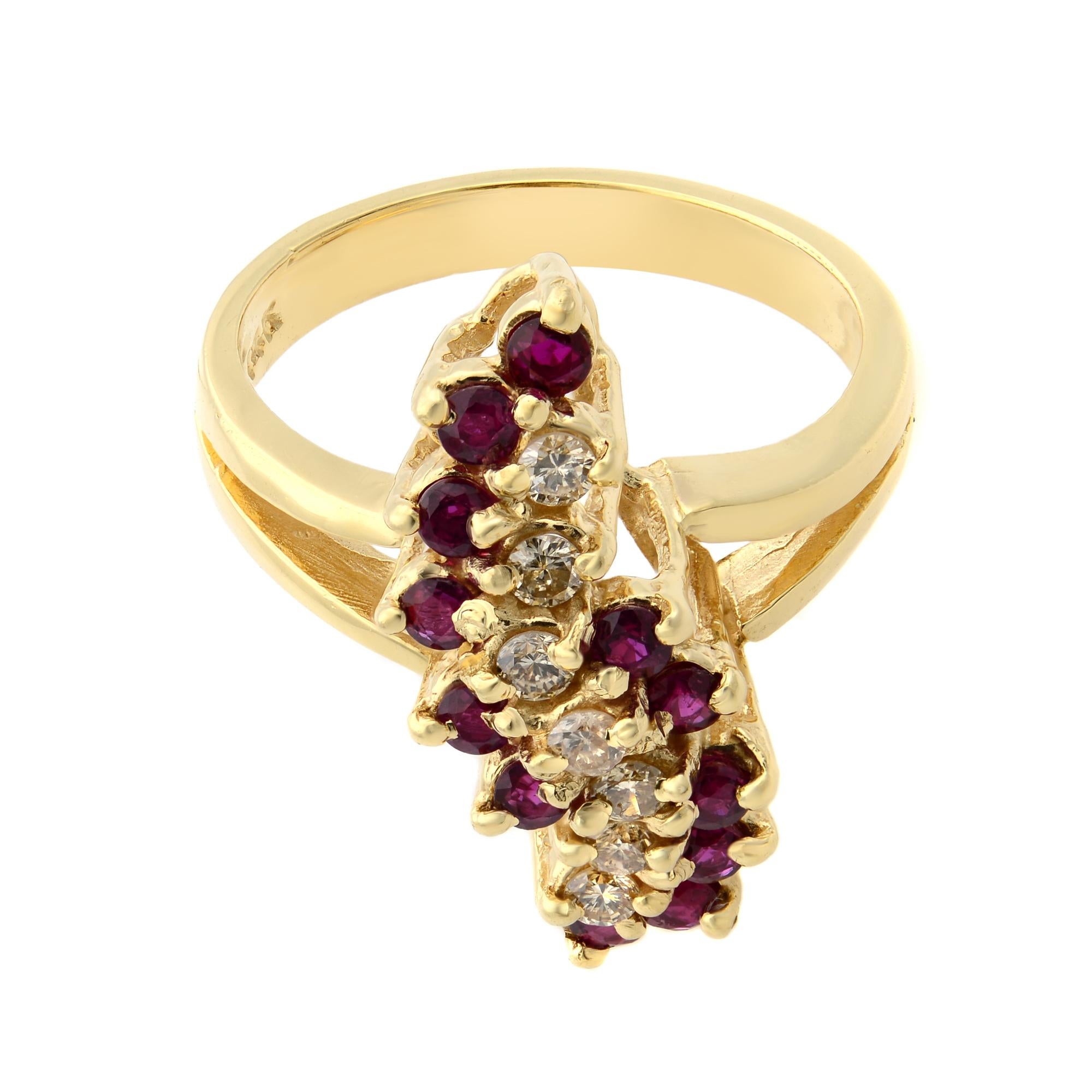 Este anillo de cóctel vintage de oro de 14 quilates está hecho para impresionar, una banda diagonal de 7 diamantes de 0,50 ctw rodeada de 12 rubíes de 0,50 ctw para añadir deslumbramiento a este elegante anillo. Anillo talla 6. Viene con una caja de