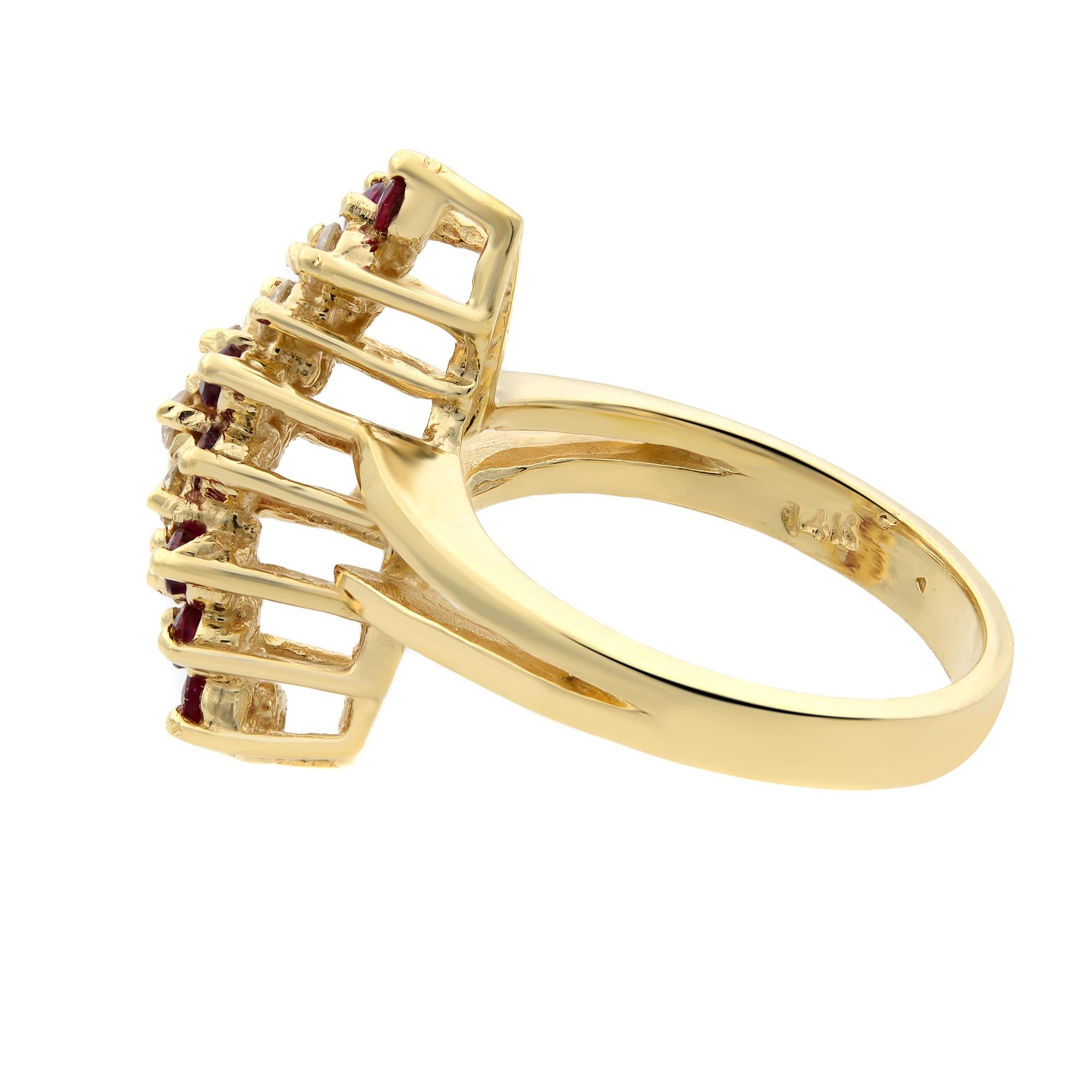 Rachel Koen Anillo de cóctel vintage de oro amarillo de 14 quilates con diamantes y rubíes Moderno en venta