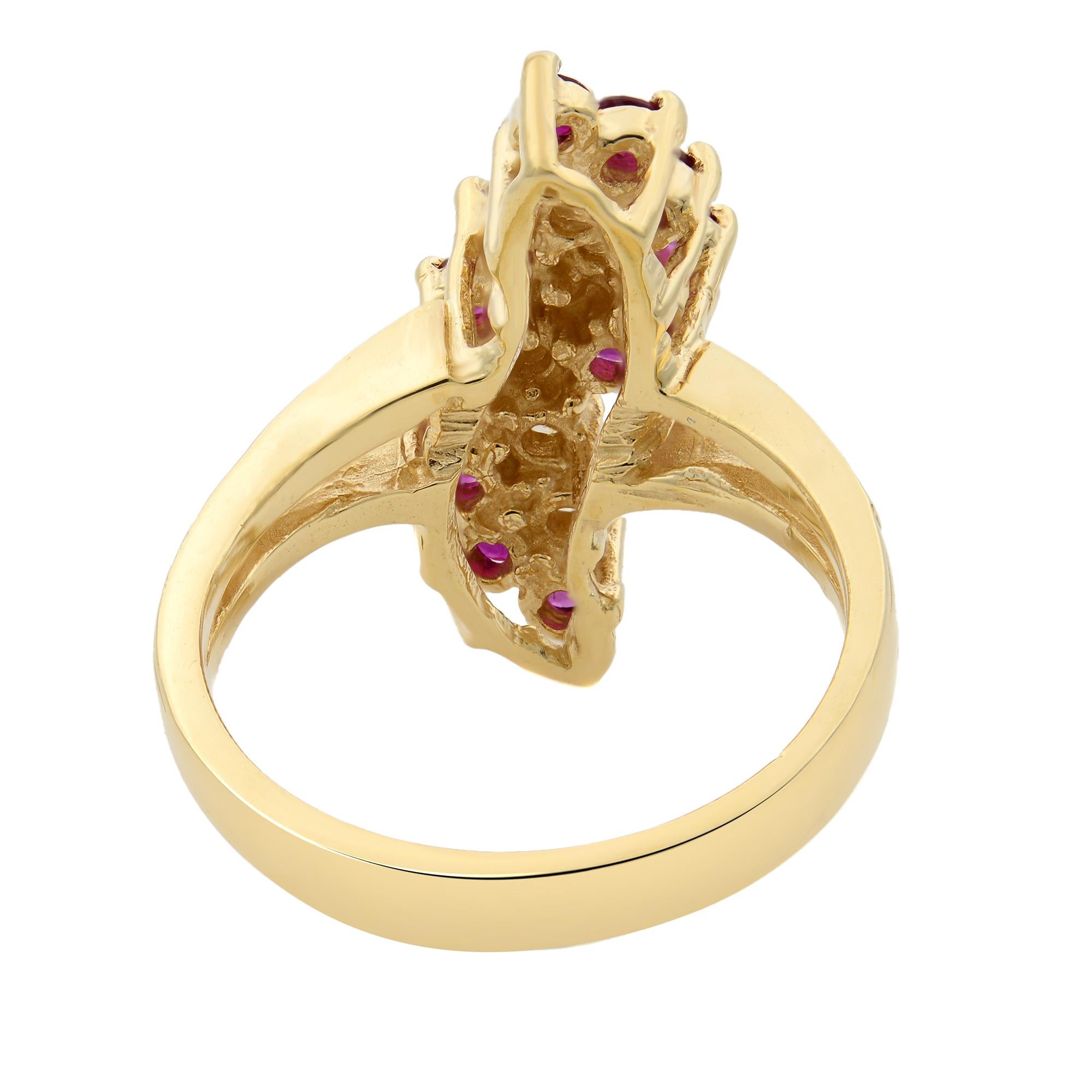 Rachel Koen Anillo de cóctel vintage de oro amarillo de 14 quilates con diamantes y rubíes en Excelente estado para la venta en New York, NY