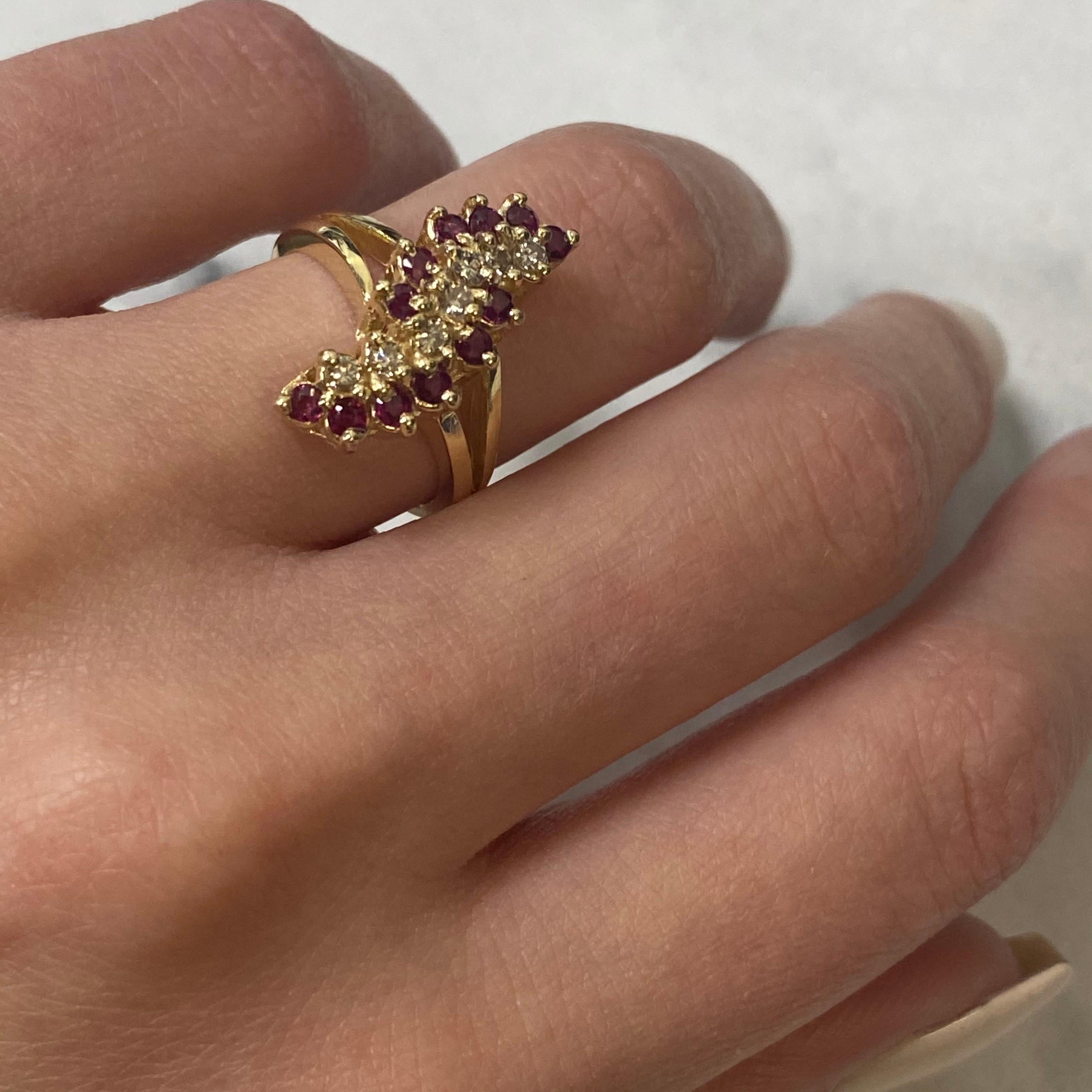 Rachel Koen Bague cocktail vintage en or jaune 14 carats avec diamants et rubis Pour femmes en vente