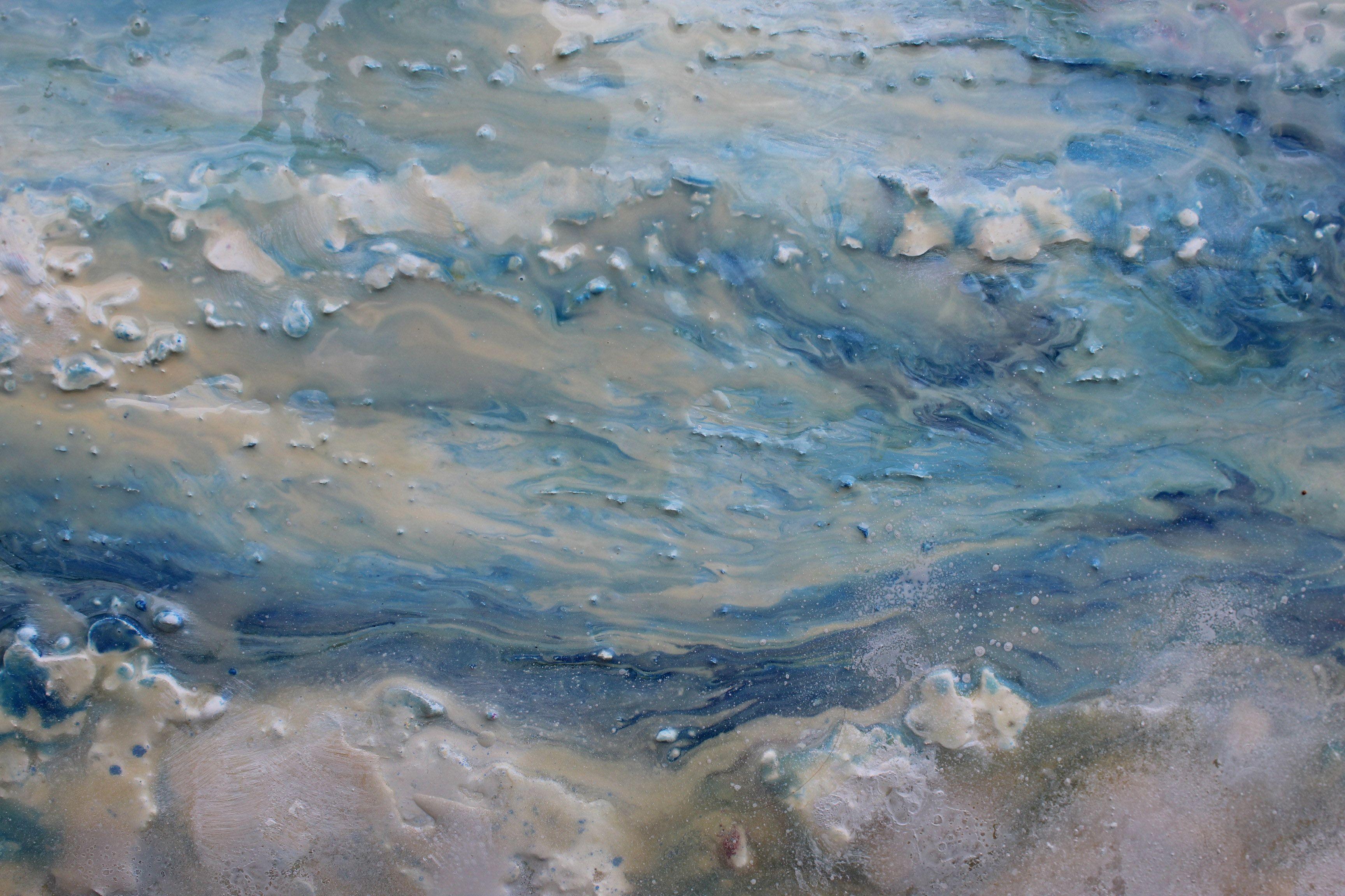 Questa collezione di quadri presenta scene di spiaggia o di mare molto strutturate. Sono stati utilizzati insoliti supporti misti per creare un'atmosfera drammatica, un fattore di impatto e una dichiarazione forte. Questi dipinti sono creati con