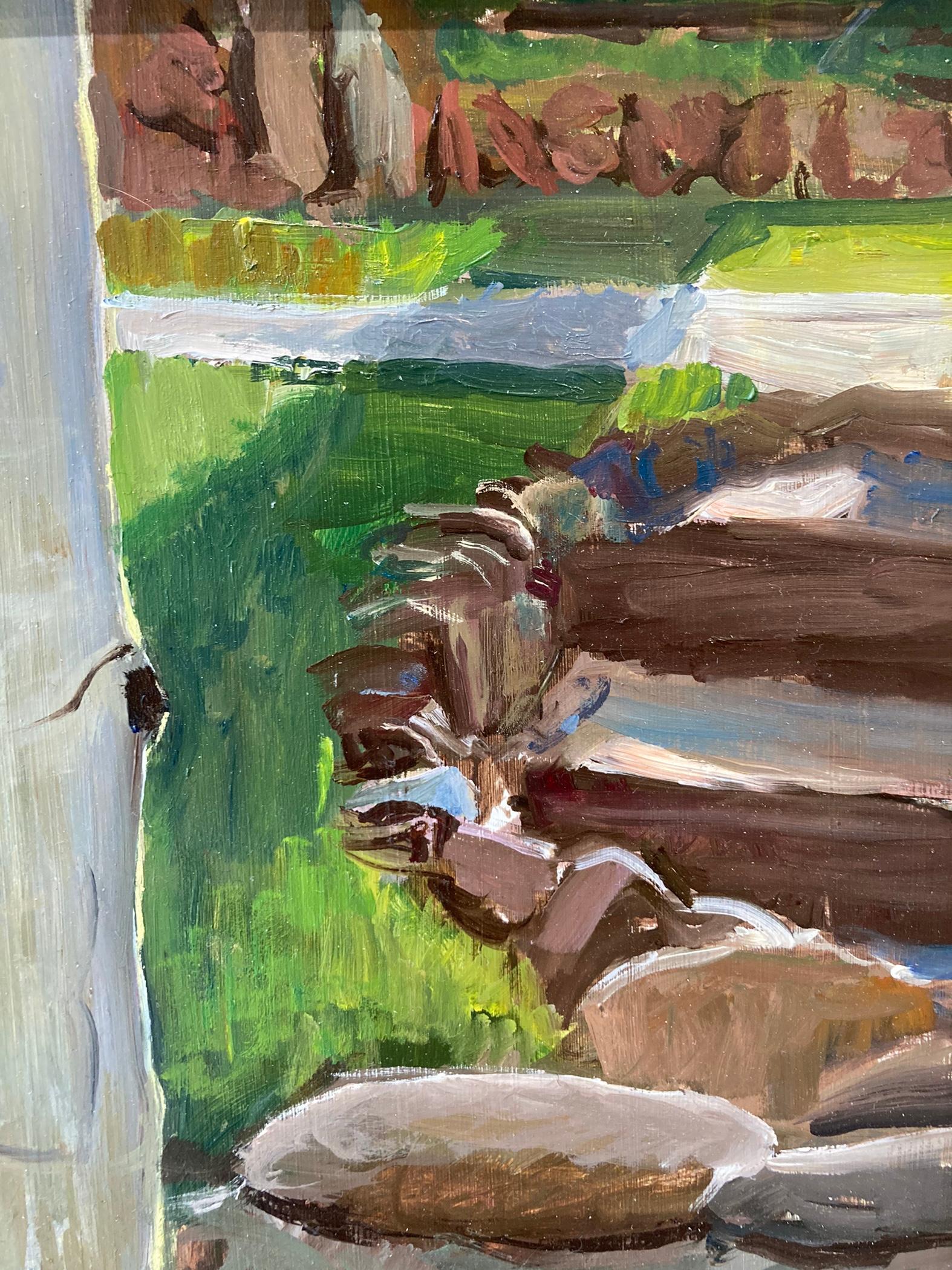Peinture à l'huile représentant des coquelicots devant une paroi rocheuse. Le soleil couchant brille à travers les pétales et les fait briller d'un orange doré contre le feuillage plus sombre. Le soleil dessine des ombres sur la pelouse derrière le