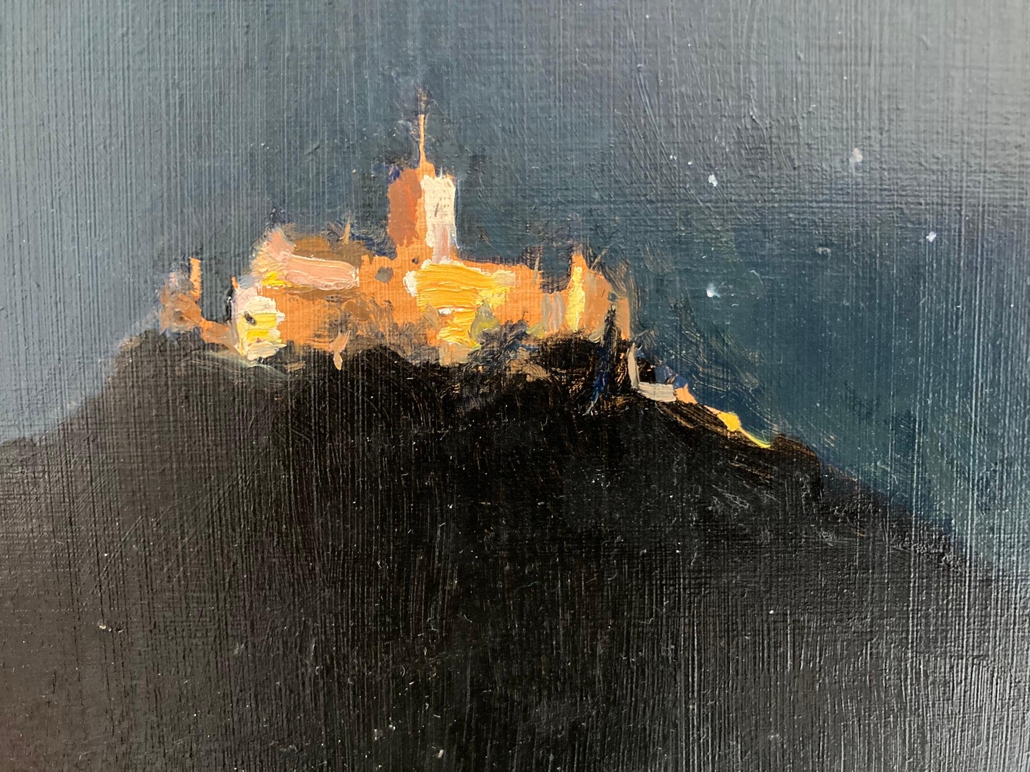 « St. Michaels Mount Nocturne », peinture à l'huile d'un monument emblématique illuminée de nuit - Gris Still-Life Painting par Rachel Personett