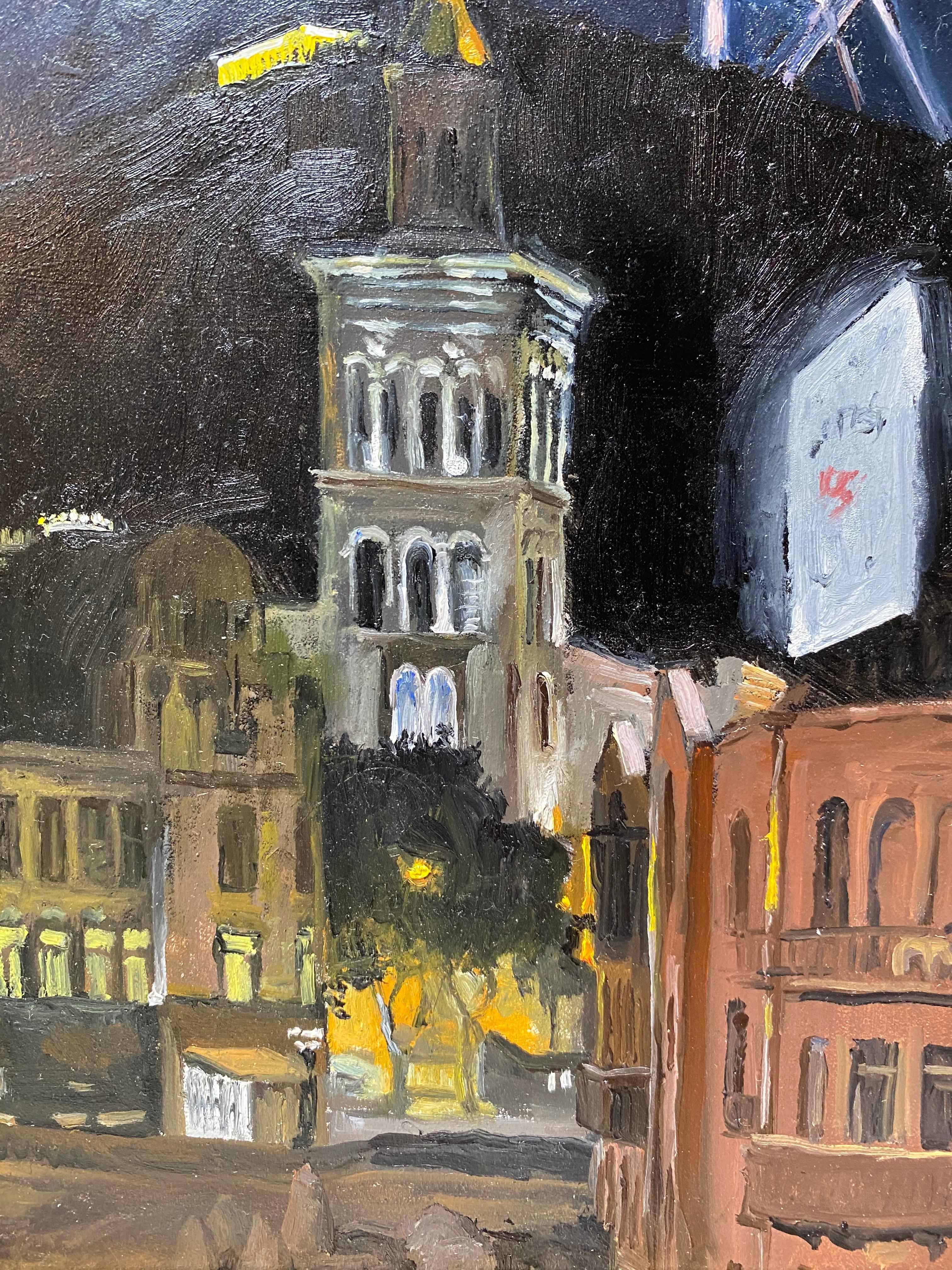 Nach dem Leben gemalt, steht der Künstler an einer Straßenecke und blickt auf drei Gebäude, die von Straßenlaternen beleuchtet werden. Hinter der Stadt erhebt sich eine dunkle Masse, ein Hügel, der sich gegen den vergleichsweise helleren blauen