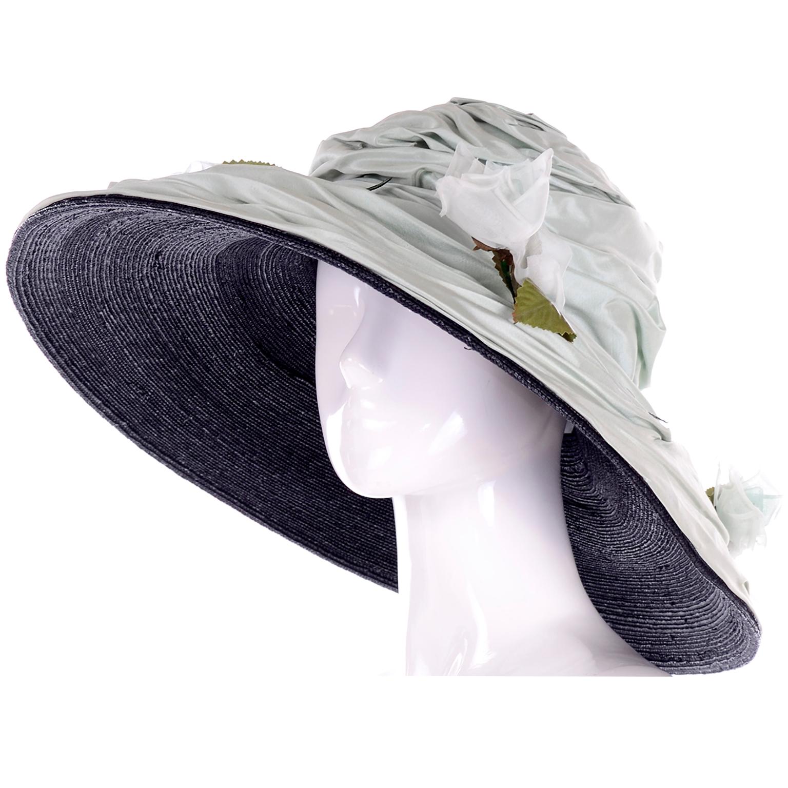 Dieser unglaubliche Hut mit breiter Krempe wurde von der bekannten Londoner Hutmacherin Rachel Trevor Morgan entworfen. Rachel Trevor Morgan hat Hüte für die königliche Familie entworfen und ihre Hüte in Bergdorf Goodman, Harrods und anderen