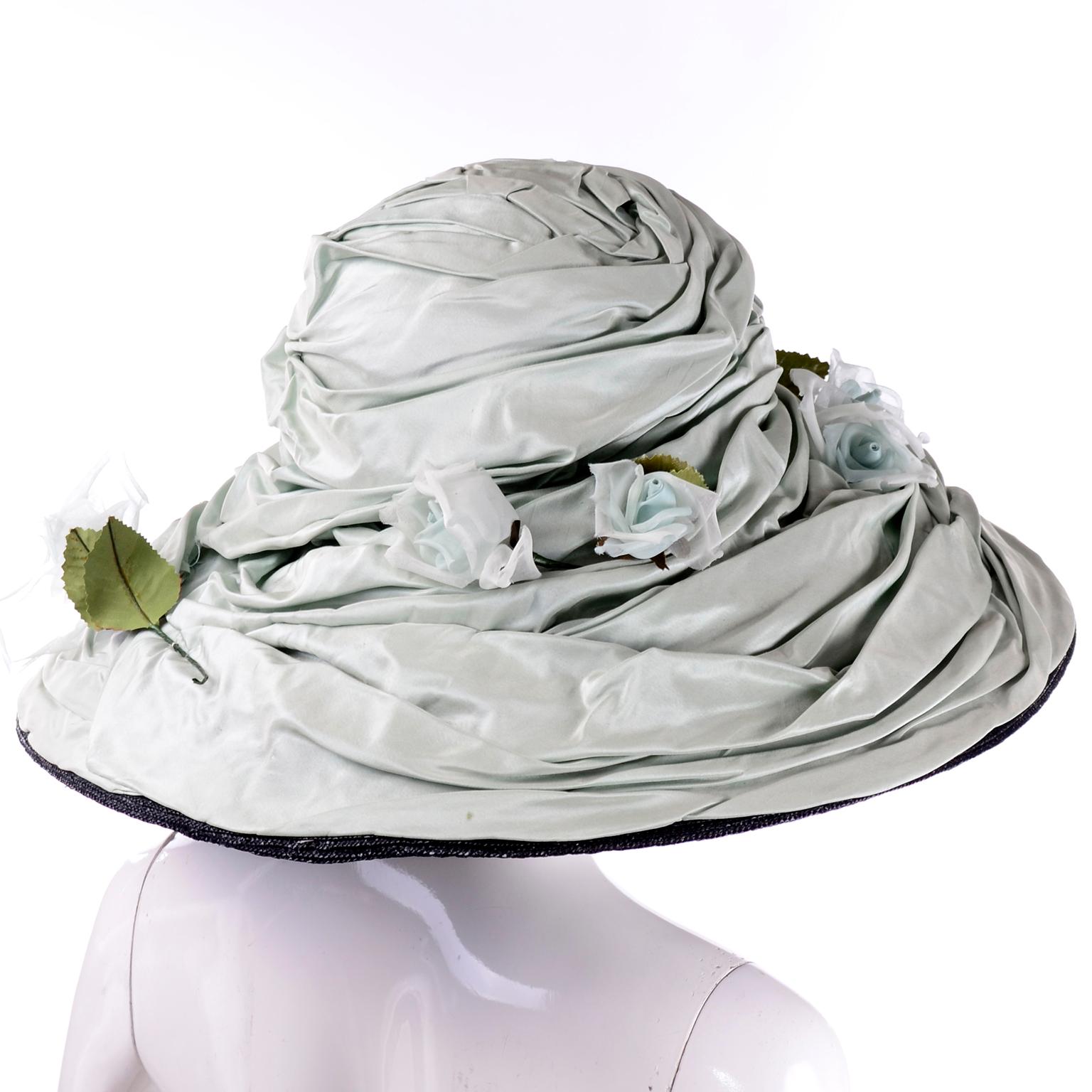 Rachel Trevor Morgan London - Chapeau en soie vert sauge à large bord et fleurs Excellent état - En vente à Portland, OR