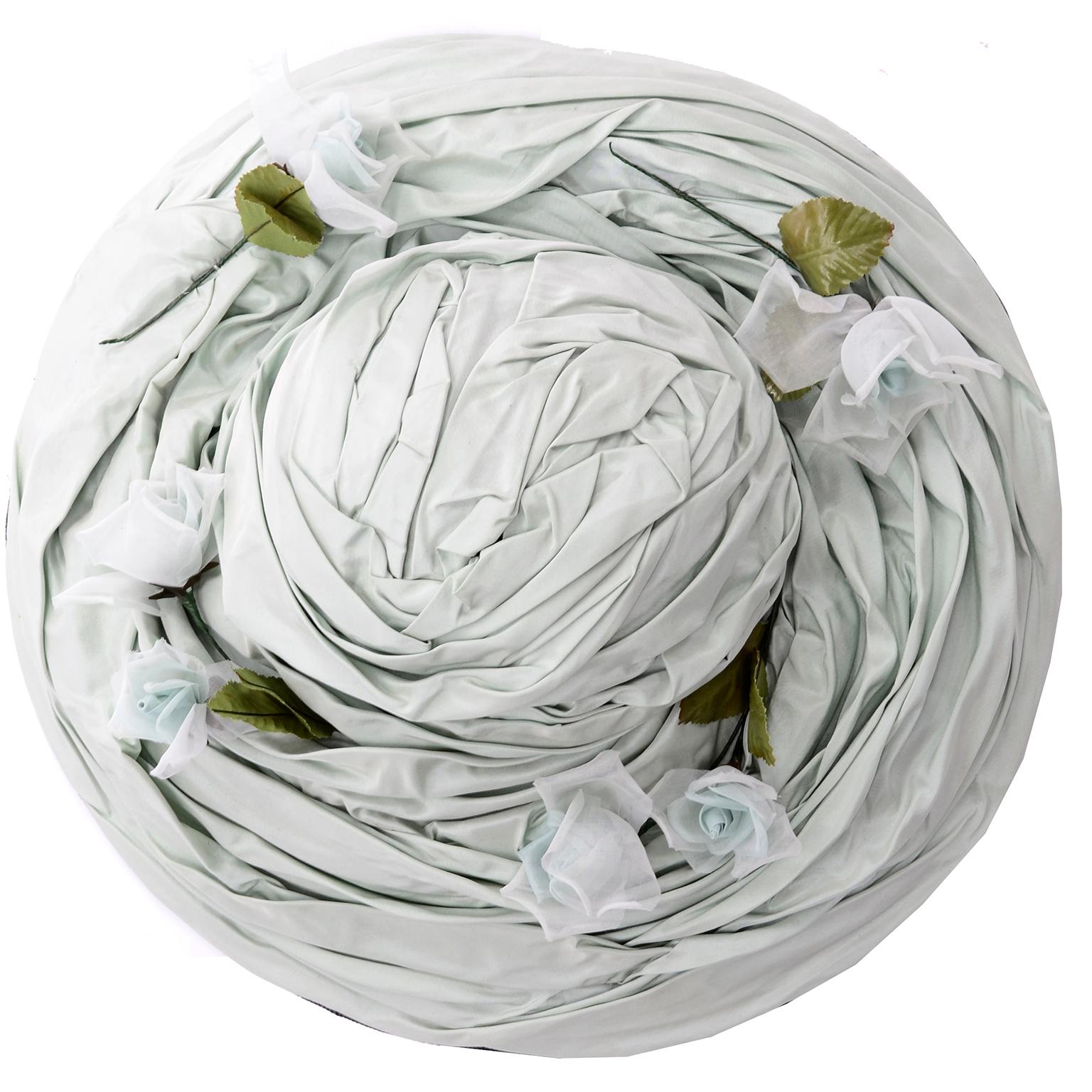 Rachel Trevor Morgan London - Chapeau en soie vert sauge à large bord et fleurs en vente 4
