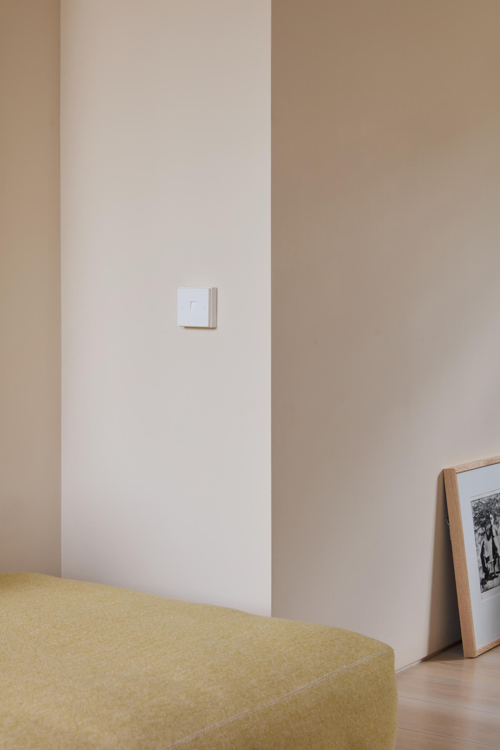 Switch [pour Parkett 42] , 1994
Rachel Whiteread

Plâtre (prestia ortho) et laiton multiple
Inscrit avec les initiales, daté et numéroté de l'édition de 60 dans la plaque de laiton au verso.
Publié par Parkett Editions, Zurich et New York
Multiple :