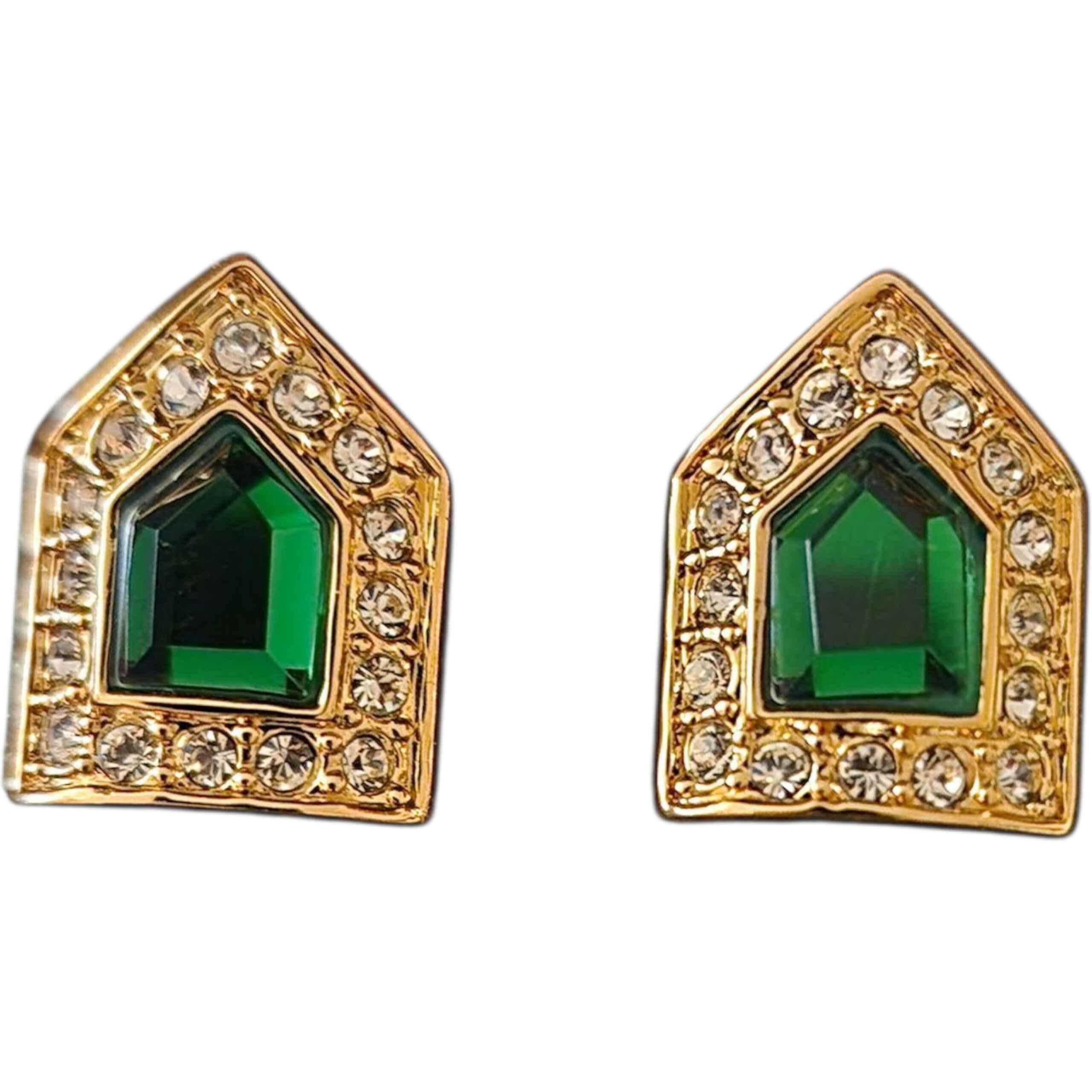 Un paio di affascinanti orecchini a perno firmati Rachel Zoe, realizzati nel suo iconico stile hollywoodiano di ispirazione vintage. Ogni orecchino è incastonato con una pietra di vetro verde smeraldo sfaccettata, incorniciata da un'aureola di