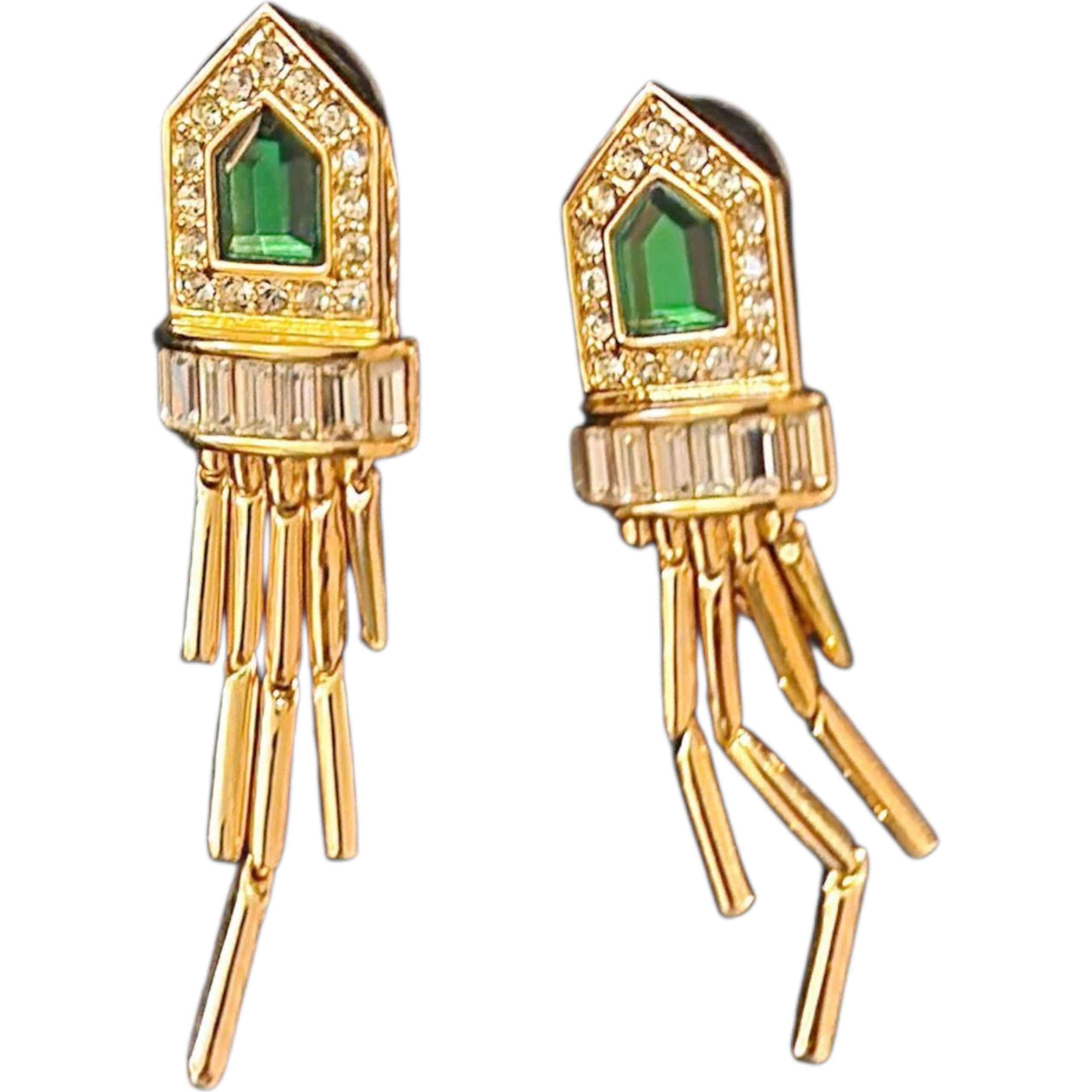 Rachel Zoe Smaragd-Glas-Pavé-Kronleuchter-Ohrringe
Gold-Ton Art Deco Revival - • Statement Fransen-Design

Ein ultra-glamouröses Paar Kronleuchter-Ohrringe von Rachel Zoe, die die für sie typische Mischung aus altem Hollywood-Luxus und moderner