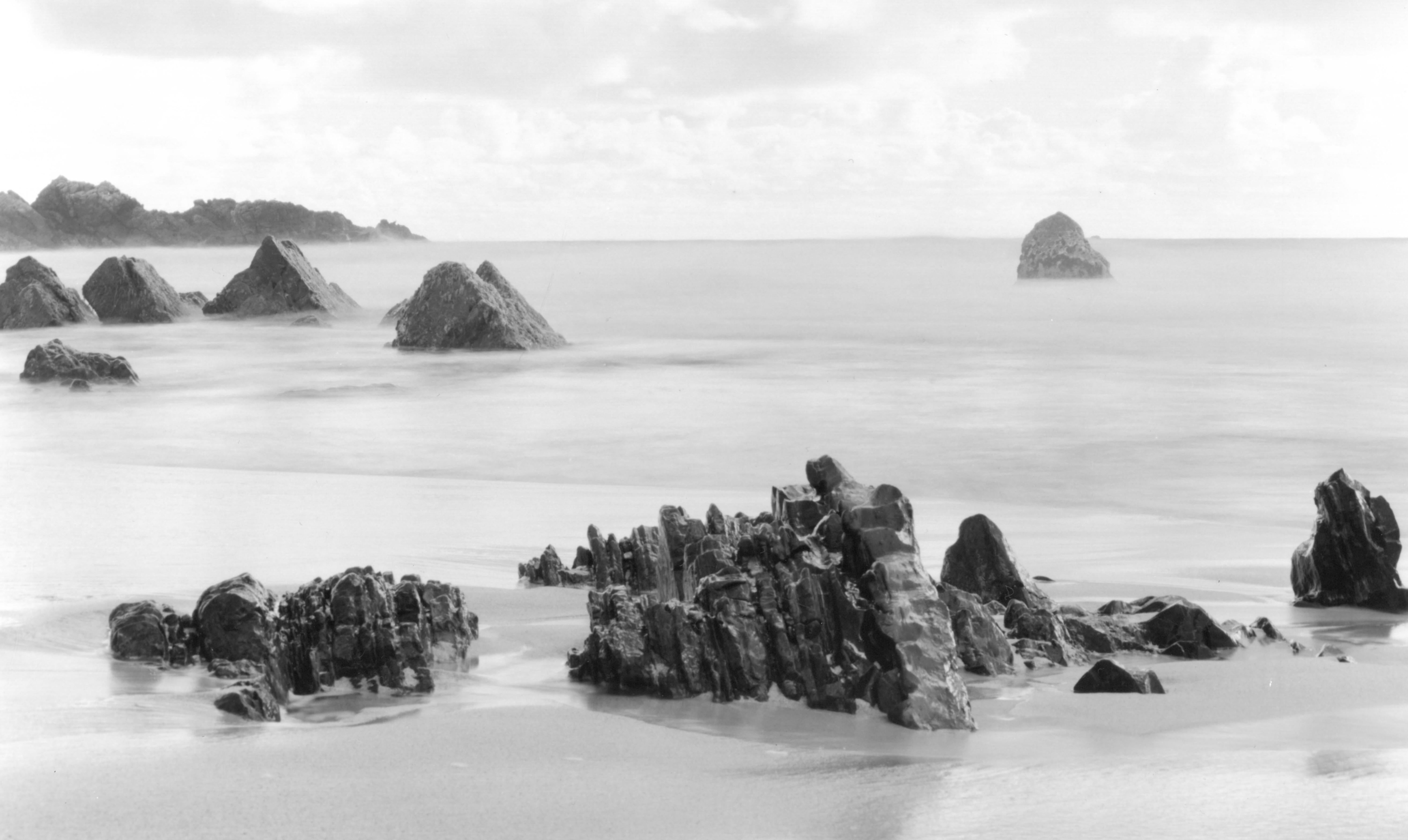 Rachell Hester Black and White Photograph – „Garrapata Beach“ Eine traumhafte Silber-Gelatine-Fotografie einer Foggy Shoreline
