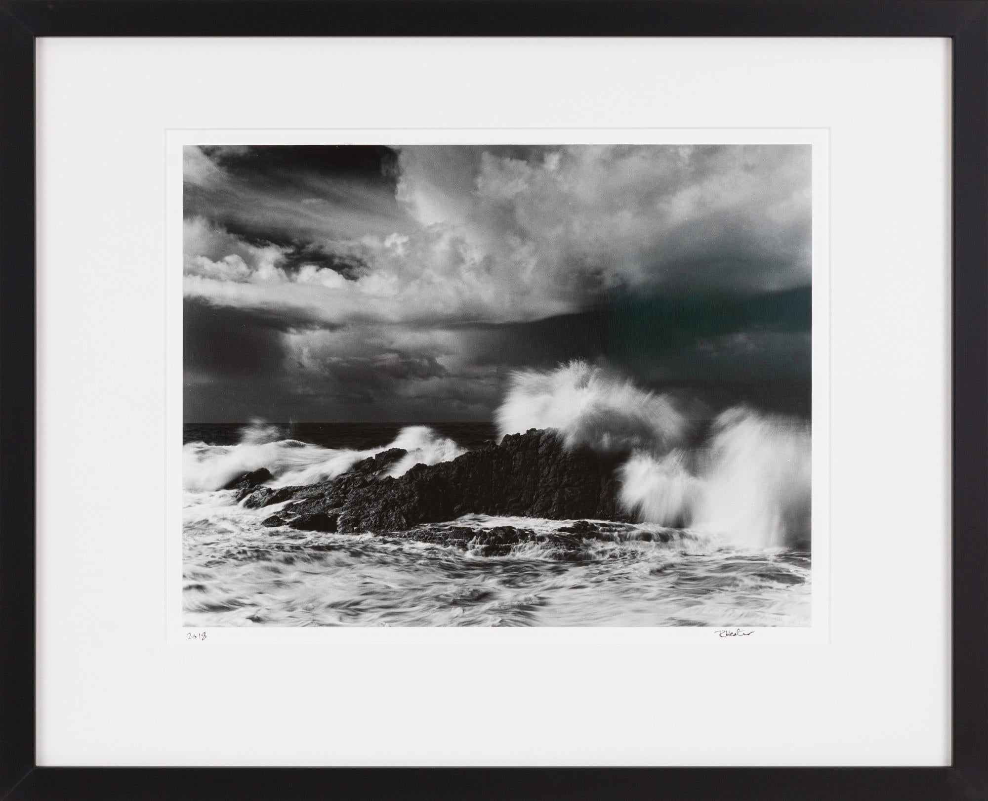 „The Wave“ Eine Moody, Infrared Silber Gelatinesilber-Fotografie einer Crashing Wave – Photograph von Rachell Hester