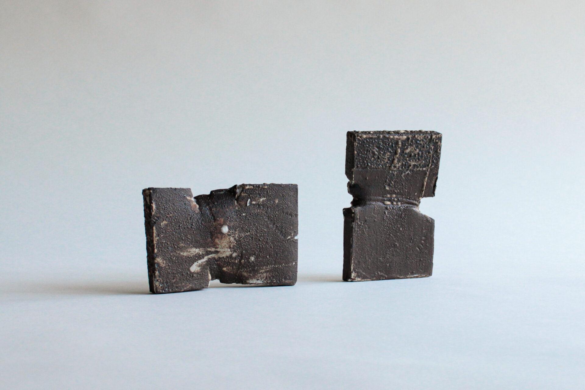Tension 01 ist eine Erkundung von Schokolade und schwarzen Tonplatten, relativen Materialien mit relativer Masse. Diese massiven schokoladenfarbenen Tonplatten repräsentieren die sich wiederholende Natur von Widerstandsfähigkeit und Ausdauer, von