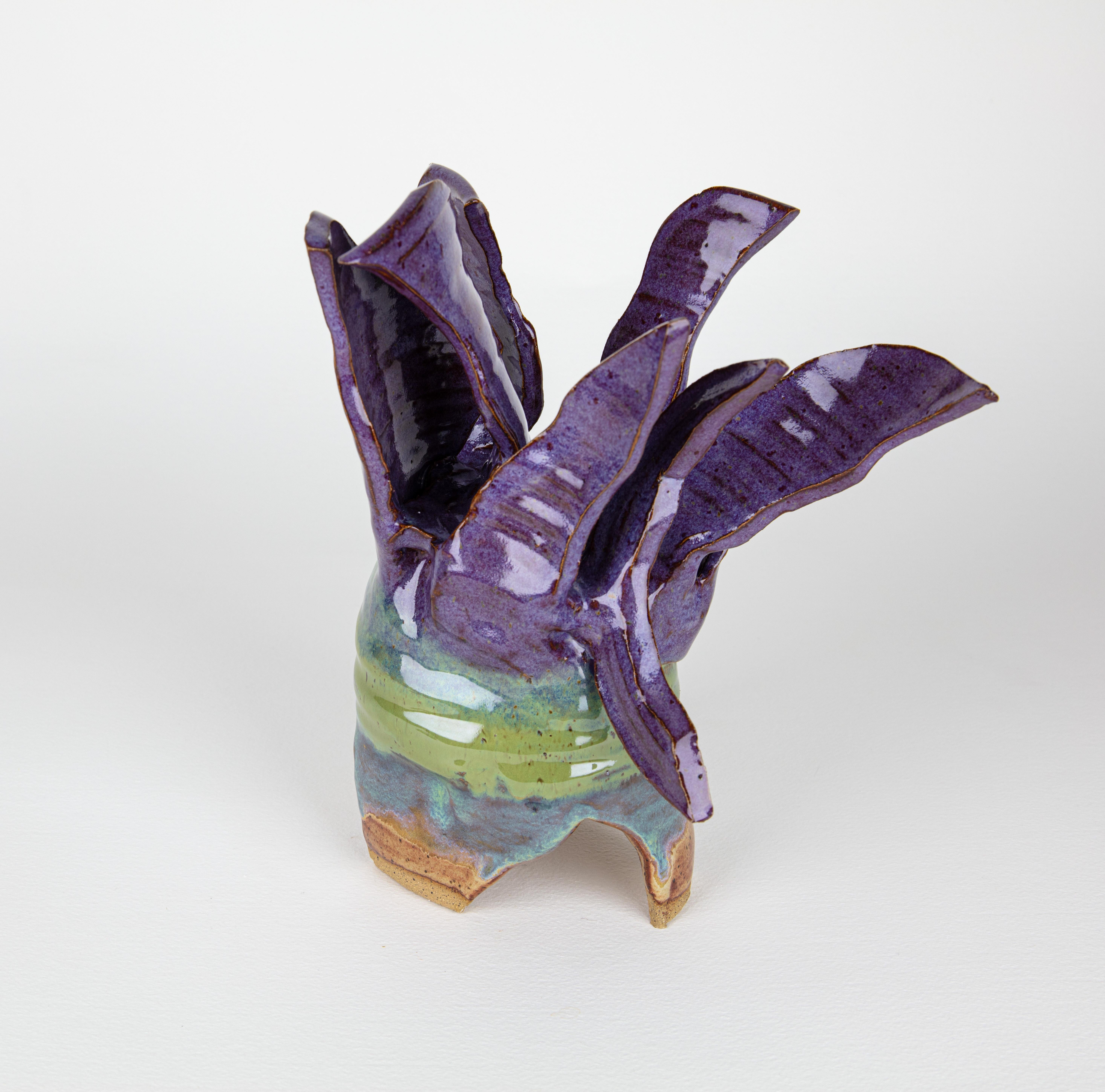 Blossom 1, sculpture abstraite en céramique, fleur violette et verte