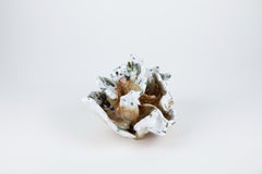 Lichene 1, scultura astratta in ceramica, verde e beige