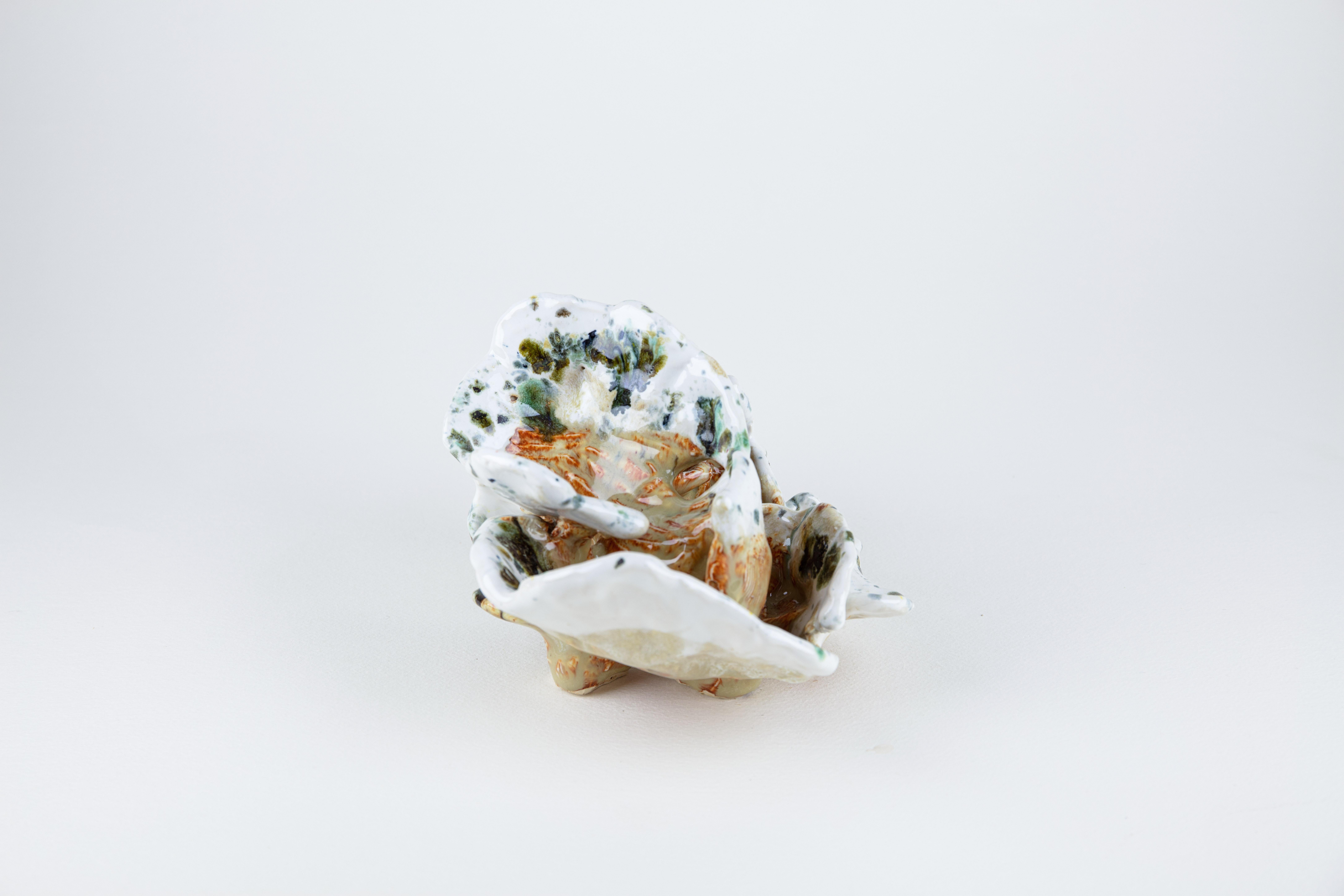 Liquen 1, Escultura abstracta de cerámica, verde y beige - Sculpture Contemporáneo de Rachelle Krieger