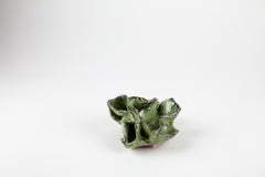 Lichene 3, scultura astratta in ceramica, fiore verde