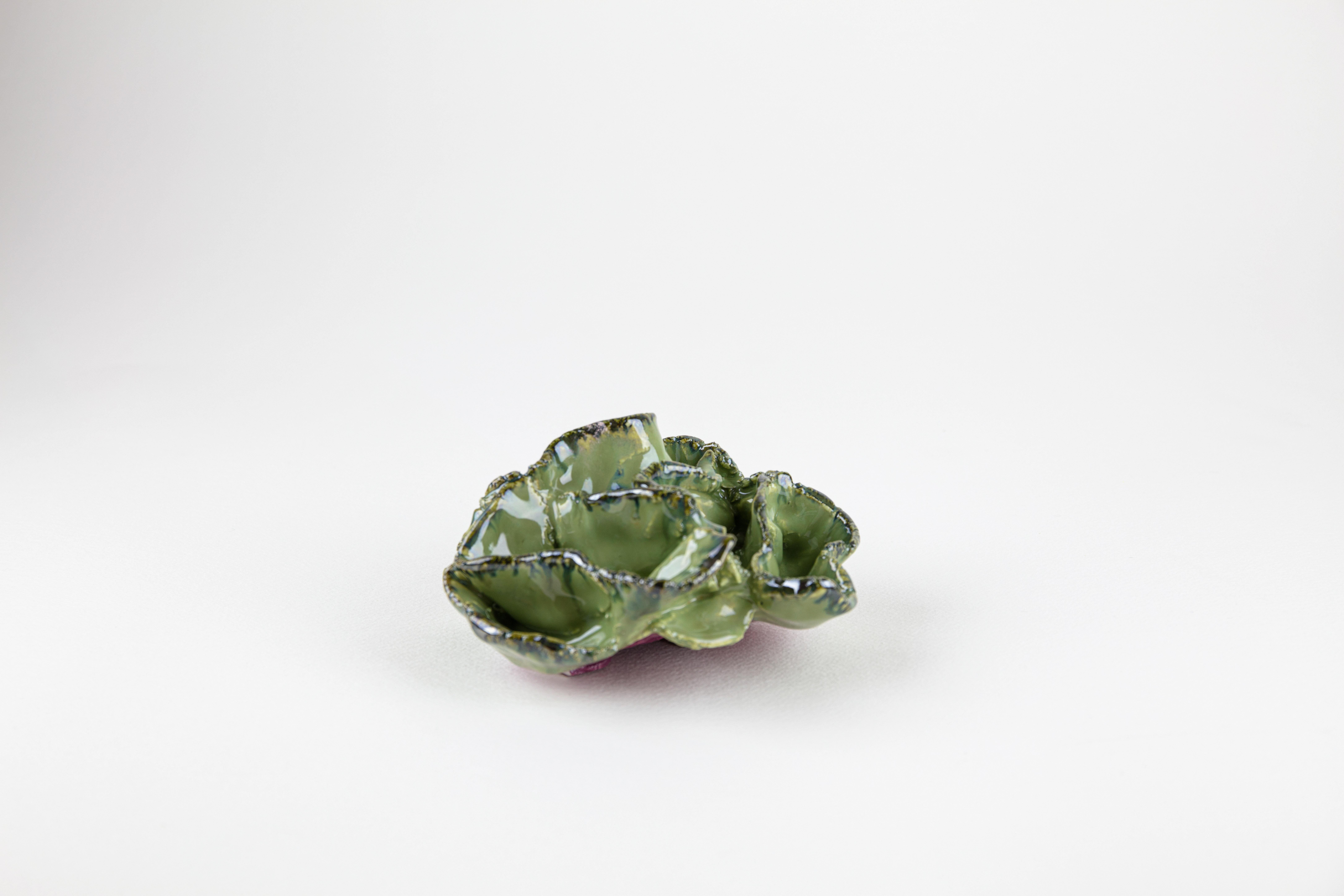 Lichen 3, Abstrakte Keramik-Skulptur, grüne Blume (Zeitgenössisch), Sculpture, von Rachelle Krieger