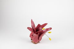 Wildflower 2, sculpture abstraite en céramique et fil de fer, fleur rose et jaune