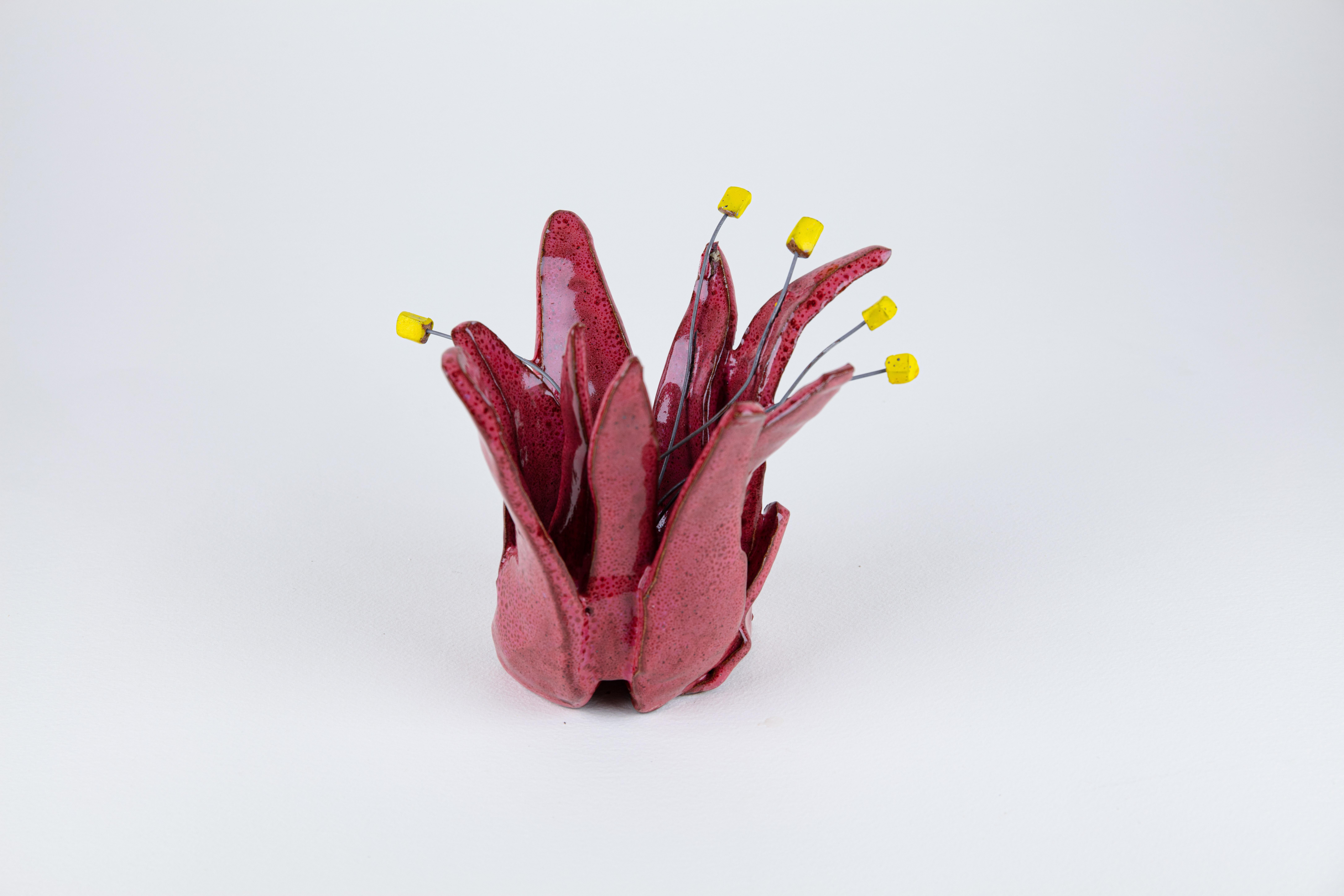 Wildflower 3, sculpture abstraite en céramique et fil de fer, fleur rose et jaune