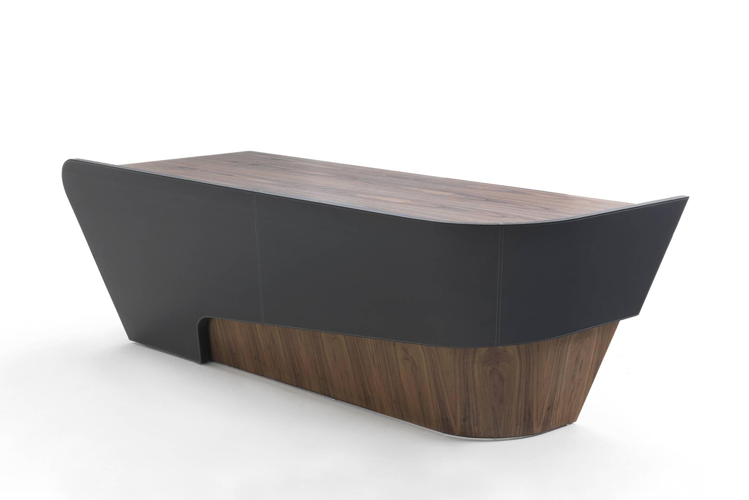 Desk racing with top in solid walnut wood and
drawer fronts covered with leather. Designed with
smooth flowing lines. With a practical chest of drawers.
Three drawers assembled with lateral groove for opening.
Natural wax of vegetable origin