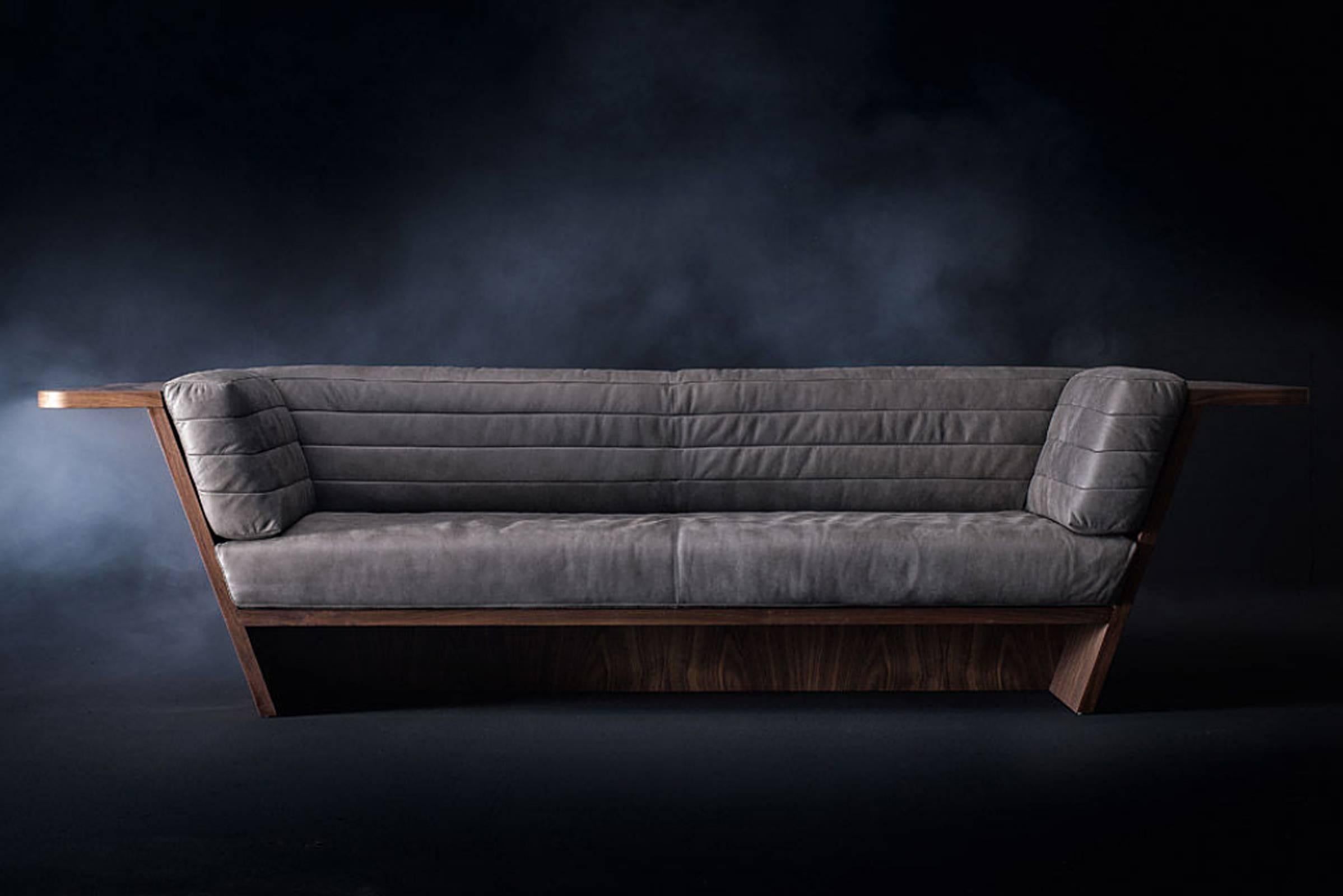 Sofa racing with grey genuine leather made 
with sinuous and enveloping forms, visible stitching, 
with solid walnut wood shaped structure. Natural wax of 
vegetable origin with pine extracts finish. 
Also available with brown or black genuine