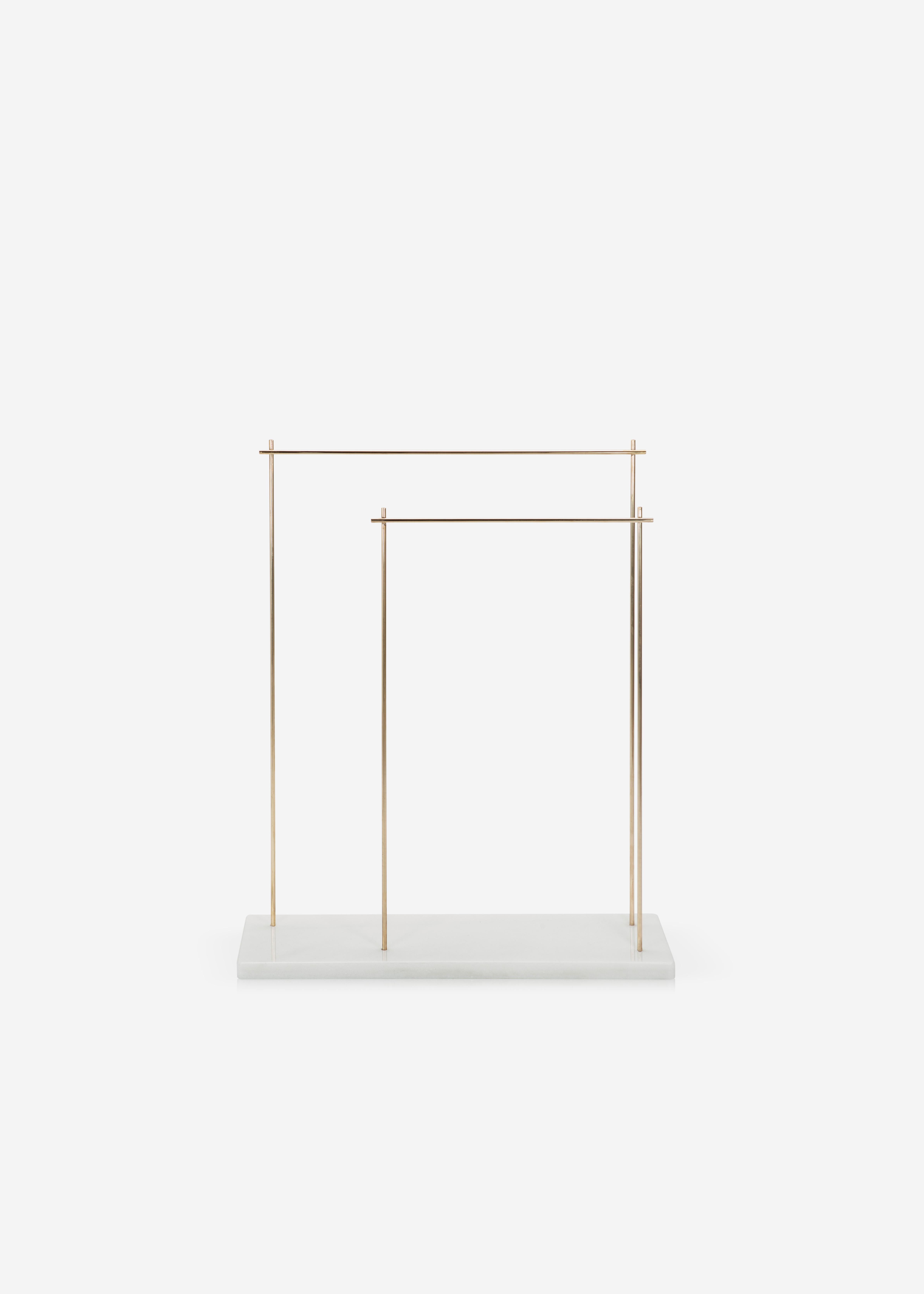 The Marblelous Rack is a minimalist style towel rack consisting of a treated Carrara marble base and a solid brass structure, manufactured according to traditional methods.
Josep Vila Capdevila, head designer of Aparentment, was inspired by the