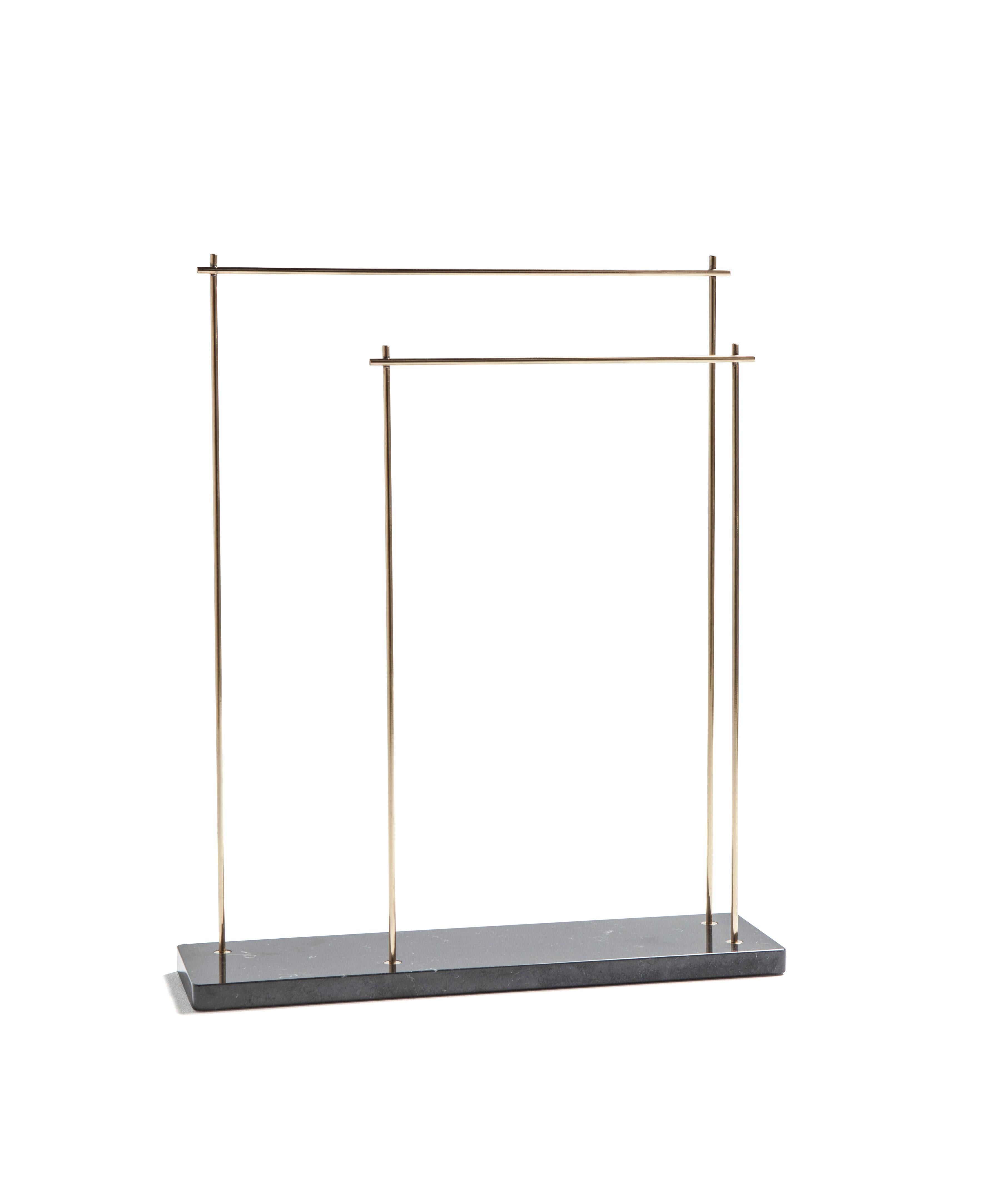 The Marblelous Rack is a minimalist style towel rack consisting of a treated Marquina marble base and a solid brass structure, manufactured according to traditional methods.
Josep Vila Capdevila, head designer of Aparentment, was inspired by the