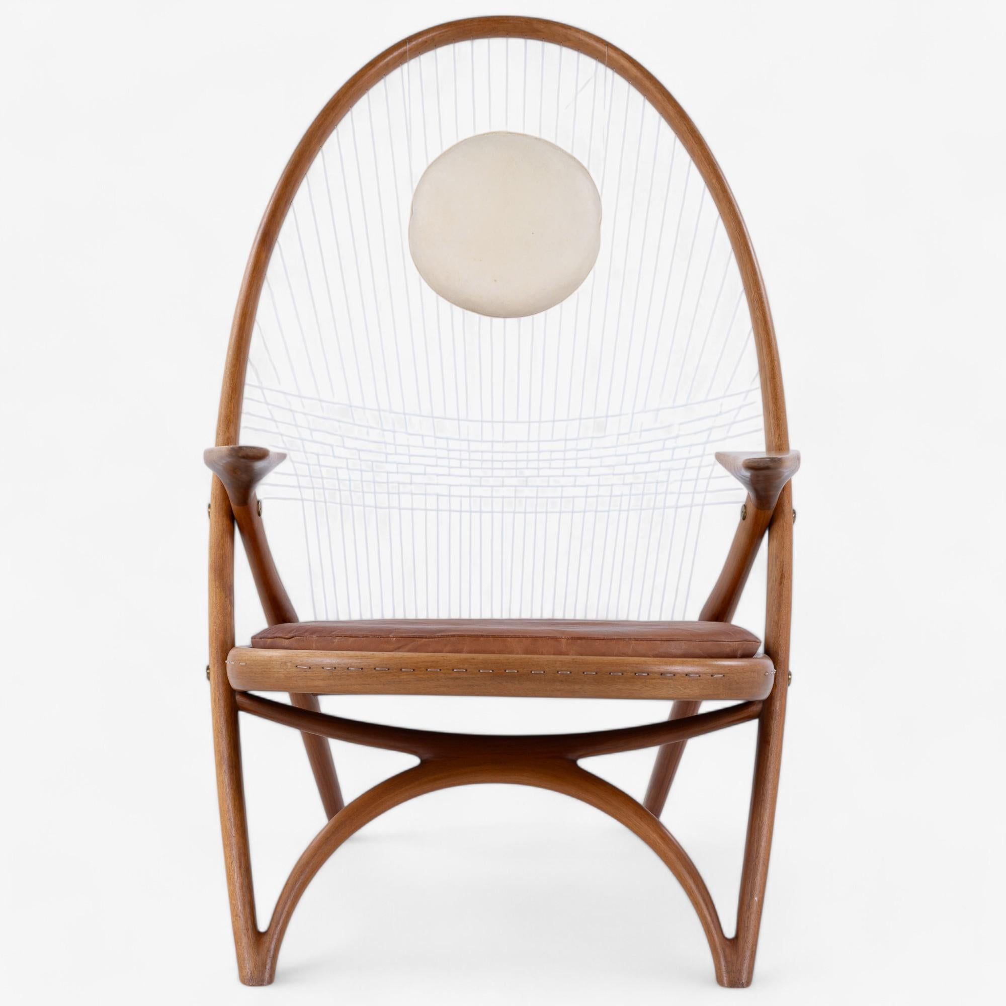 Rara poltrona in noce, nylon, seduta originale in pelle e cuscino per il collo in pergamena patinata. Progettato nel 1955 da Helge Vestergaard-Jensen.