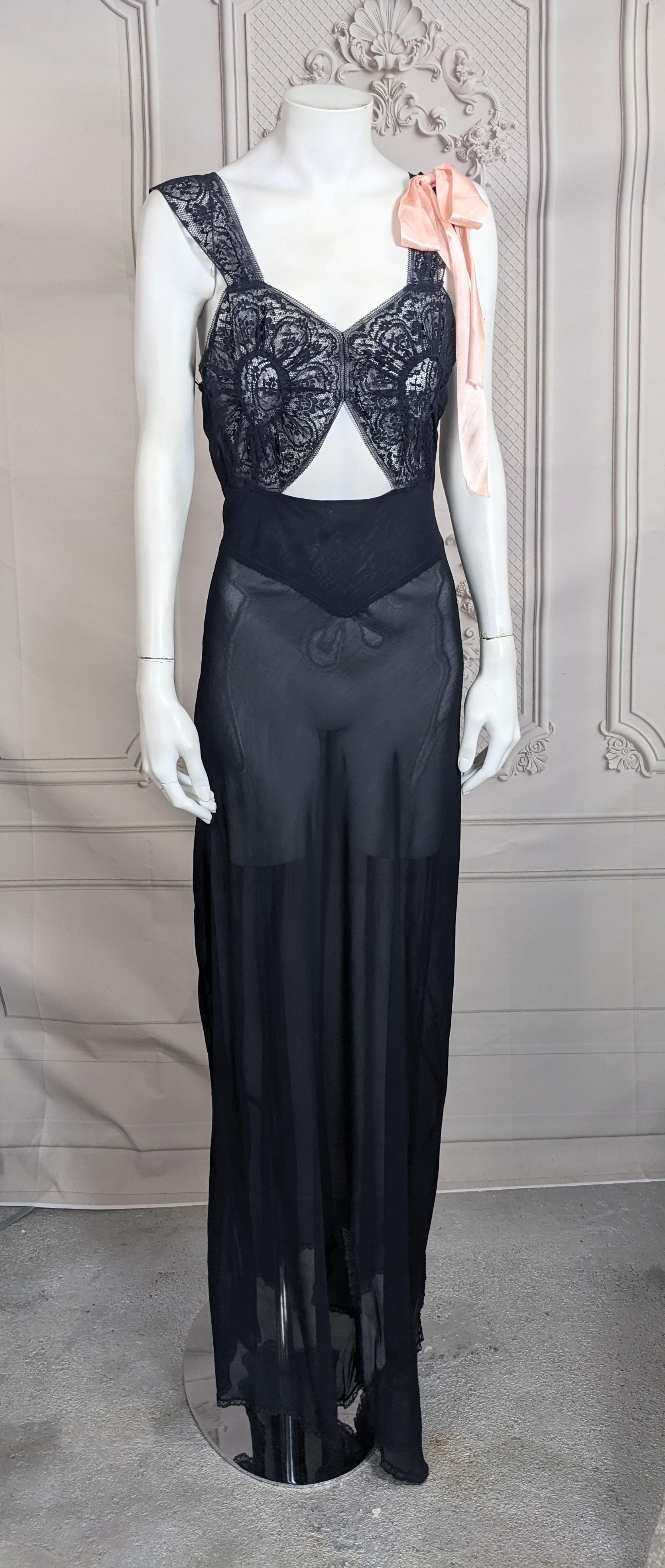 Un elegante abito a sottoveste in chiffon e pizzo degli anni Trenta. Chiffon di rayon trasparente bordato di pizzo con 