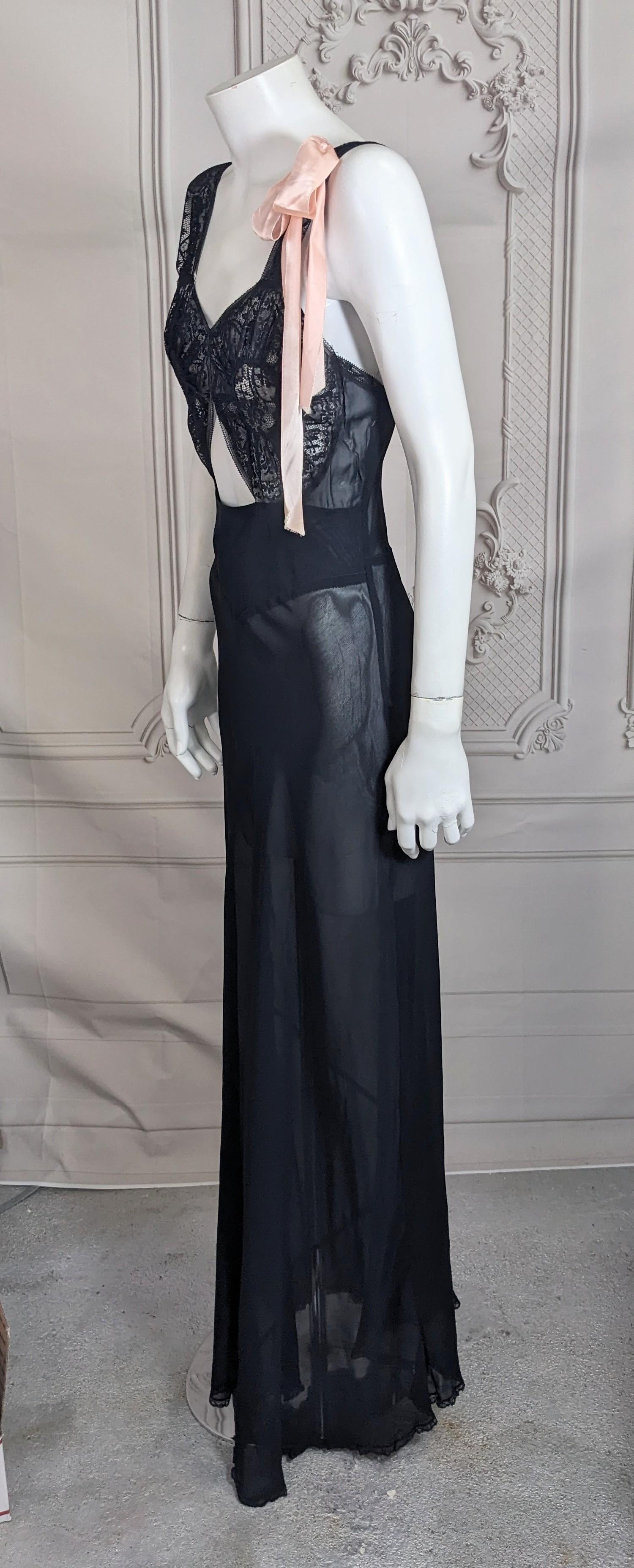 Un audace abito in chiffon e pizzo con sottoveste deco in vendita 2