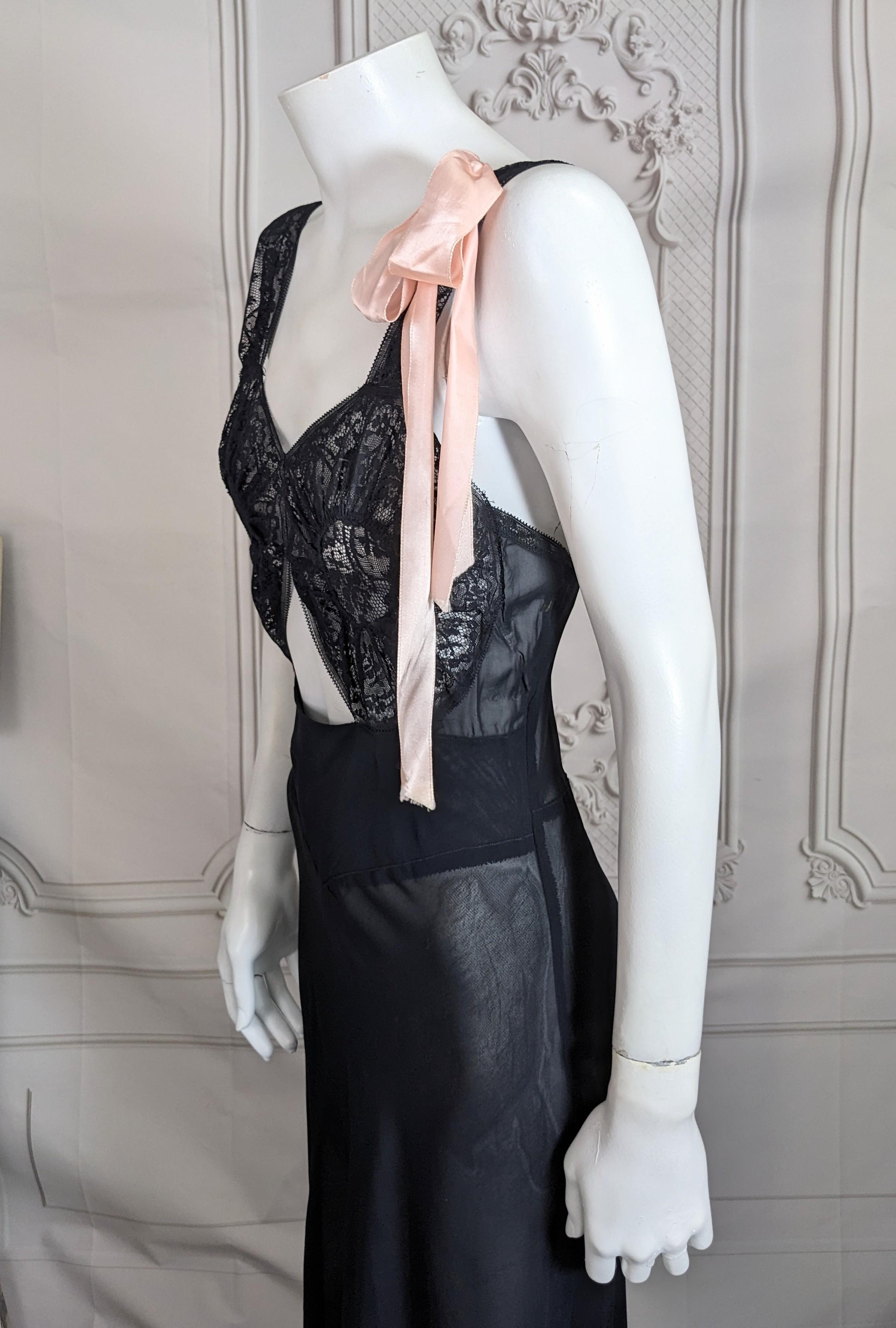 Un audace abito in chiffon e pizzo con sottoveste deco in vendita 3