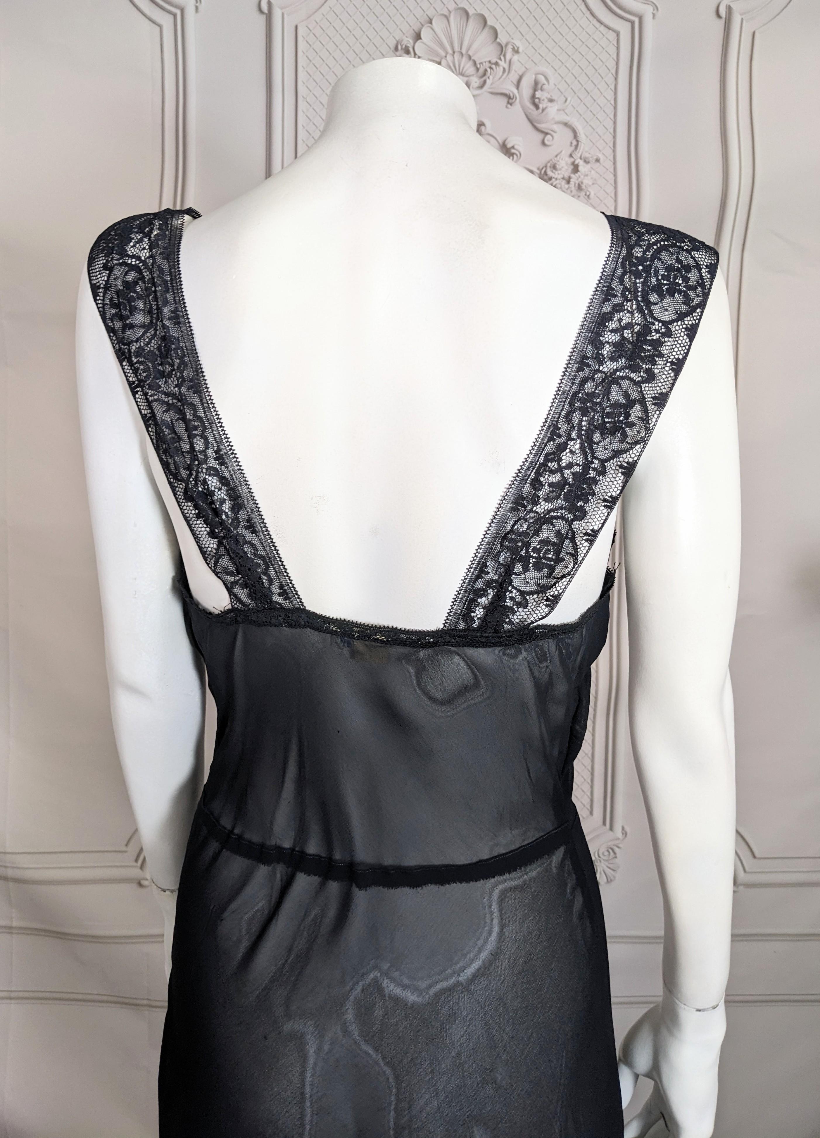 Un audace abito in chiffon e pizzo con sottoveste deco in vendita 5