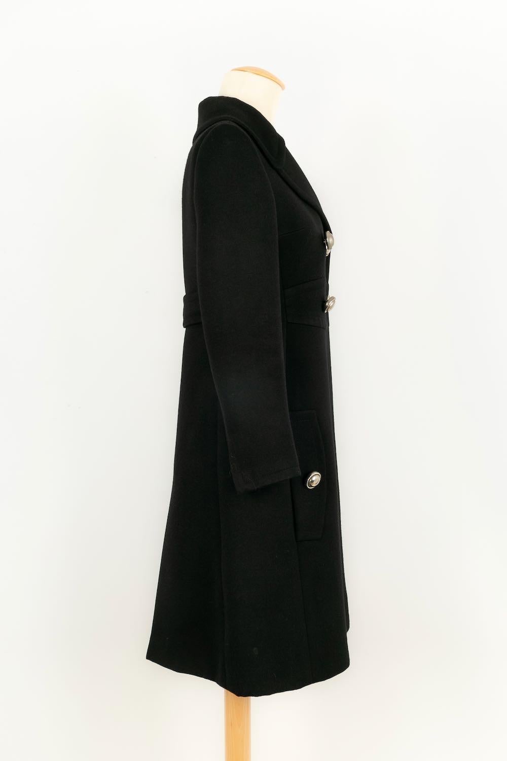 RAD - Black wool coat with silver buttons. No size listed, it fits a 34FR

Condition:
Very good condition

Dimensions:
Shoulder width: 38 cm - Chest: 45 cm - Waist: 42 cm - Sleeve length: 56 cm - Length: 93 cm

SKU:M8