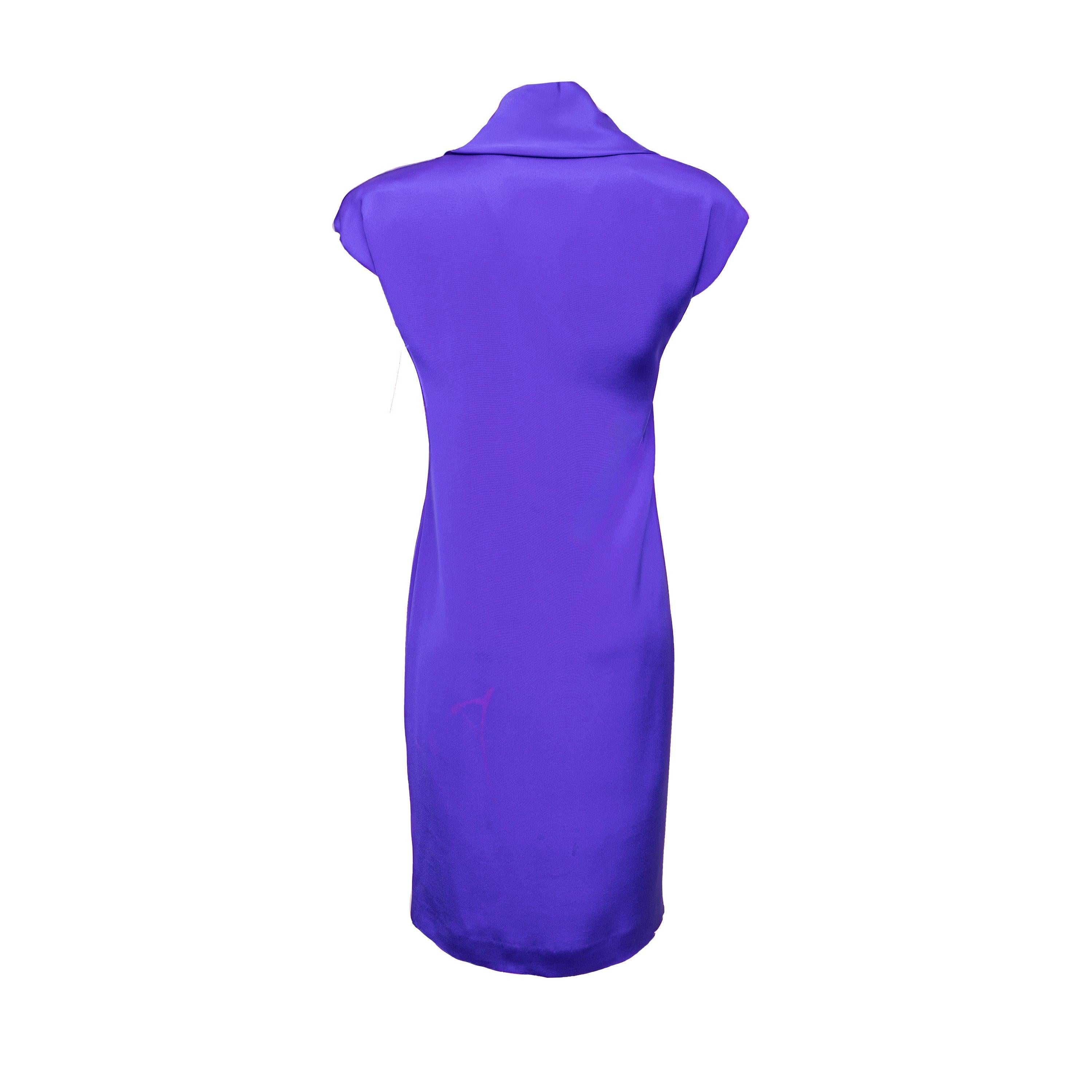 Confeccionado en suave seda pura, este vestido vintage presenta un bonito color morado y una caída asimétrica en el escote. Las mangas cortas y el diseño ceñido al cuerpo pero fluido te harán sentir elegante y segura de ti misma. 
 Observaciones: