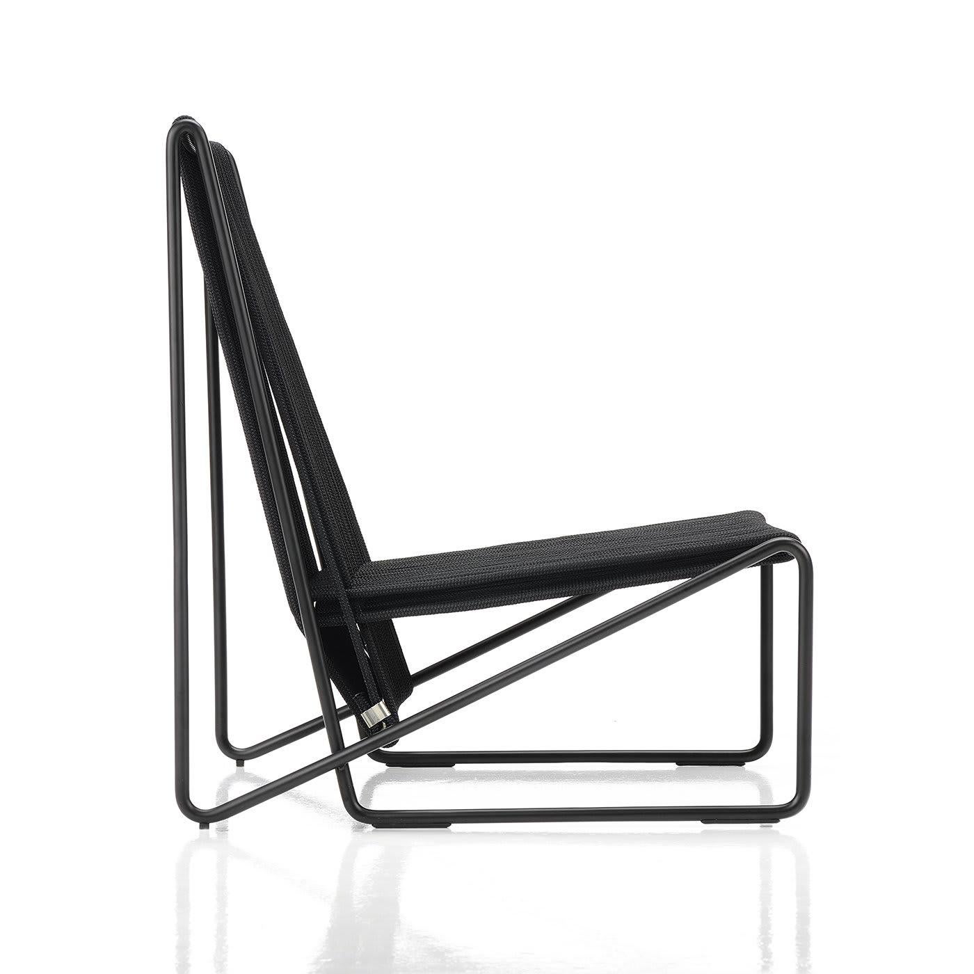Dieser Loungesessel besteht aus einer verzinkten Stahlrohrstruktur, die schwarz lackiert wurde. Sitz und Rückenlehne sind mit einem geflochtenen schwarzen Segeltuch bezogen. Der Artikel liegt niedrig auf dem Boden und hat eine leicht geneigte