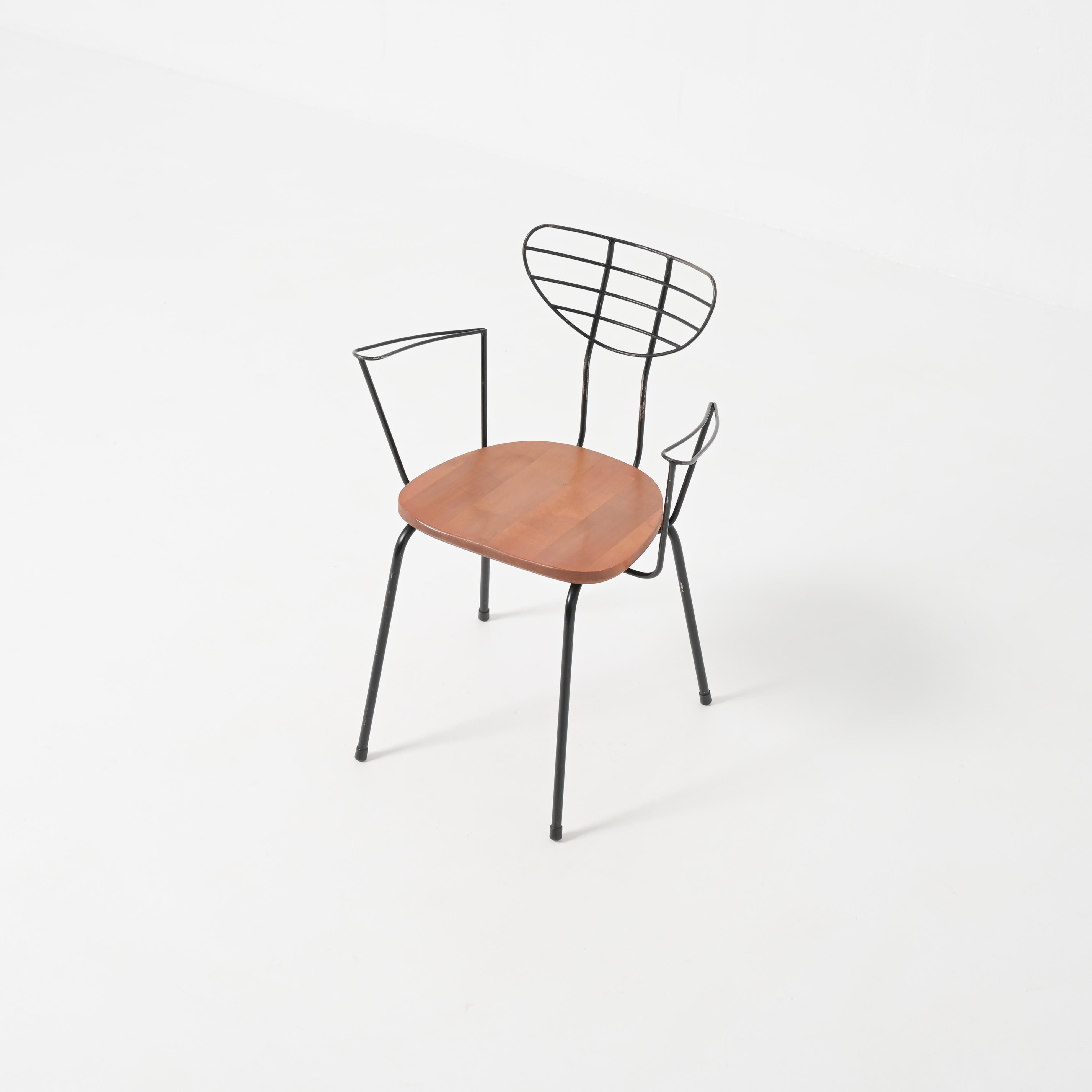 La silla Radar suele atribuirse al diseñador belga Willy Van Der Meeren y data de la década de 1950. Esta silla moderna de mediados de siglo está hecha de metal pintado de negro y madera.
La silla está en muy buen estado vintage.