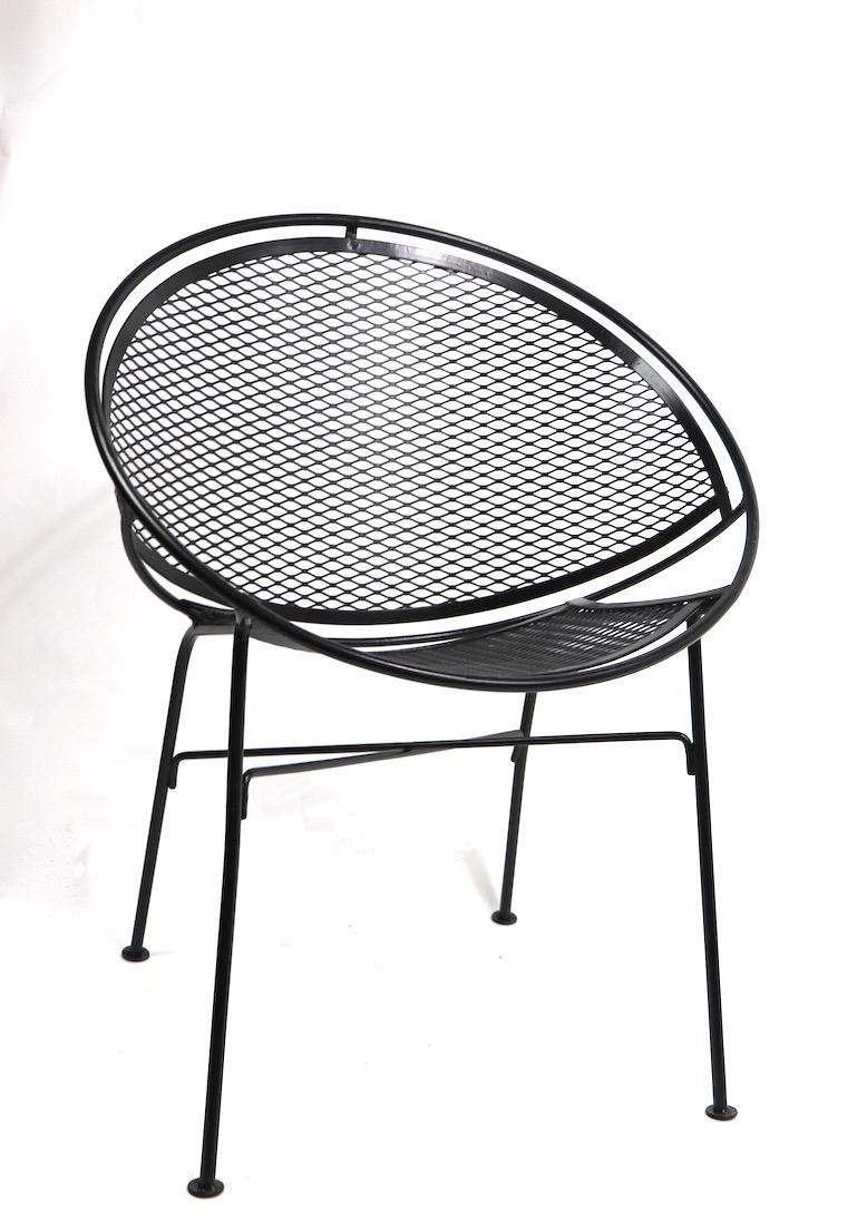 Superbe chaise Radar Hoop conçue par Tempestini pour Salterini, simplement recouverte d'un revêtement en poudre noir semi-brillant. Conçu à l'origine pour une utilisation en extérieur, il peut également être placé à l'intérieur.